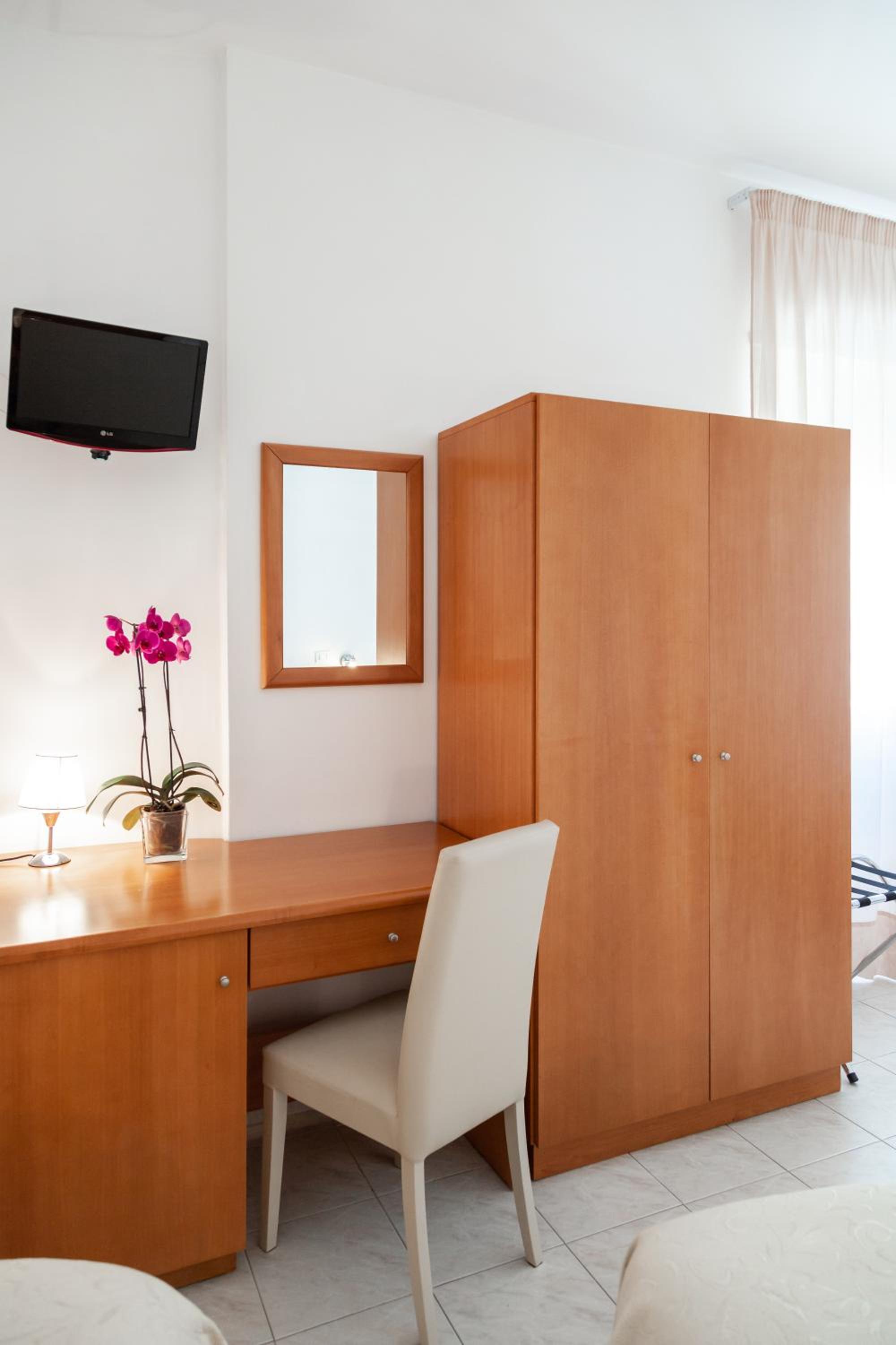 Family Room (2 Adults + 2 Children) - Photo 8