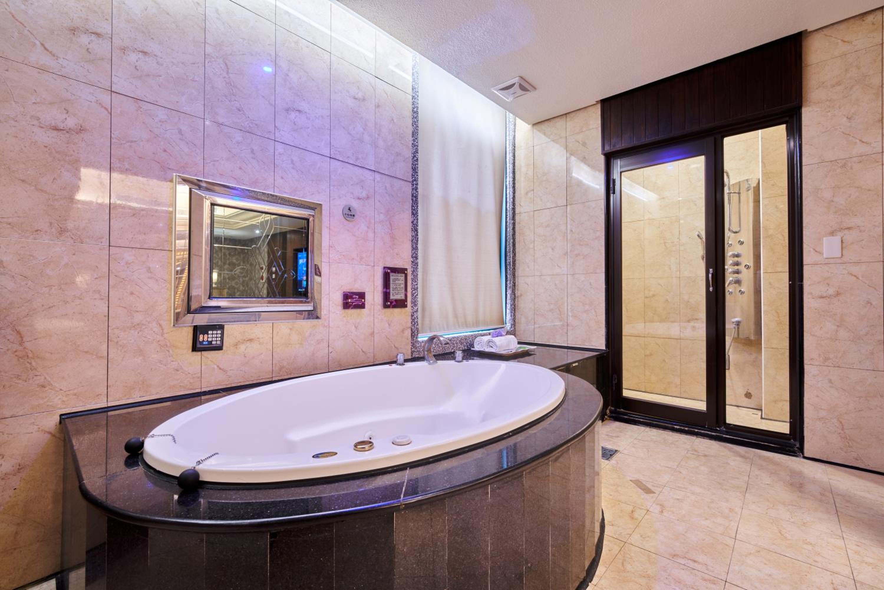 Queen Room with Spa Bath photo 2