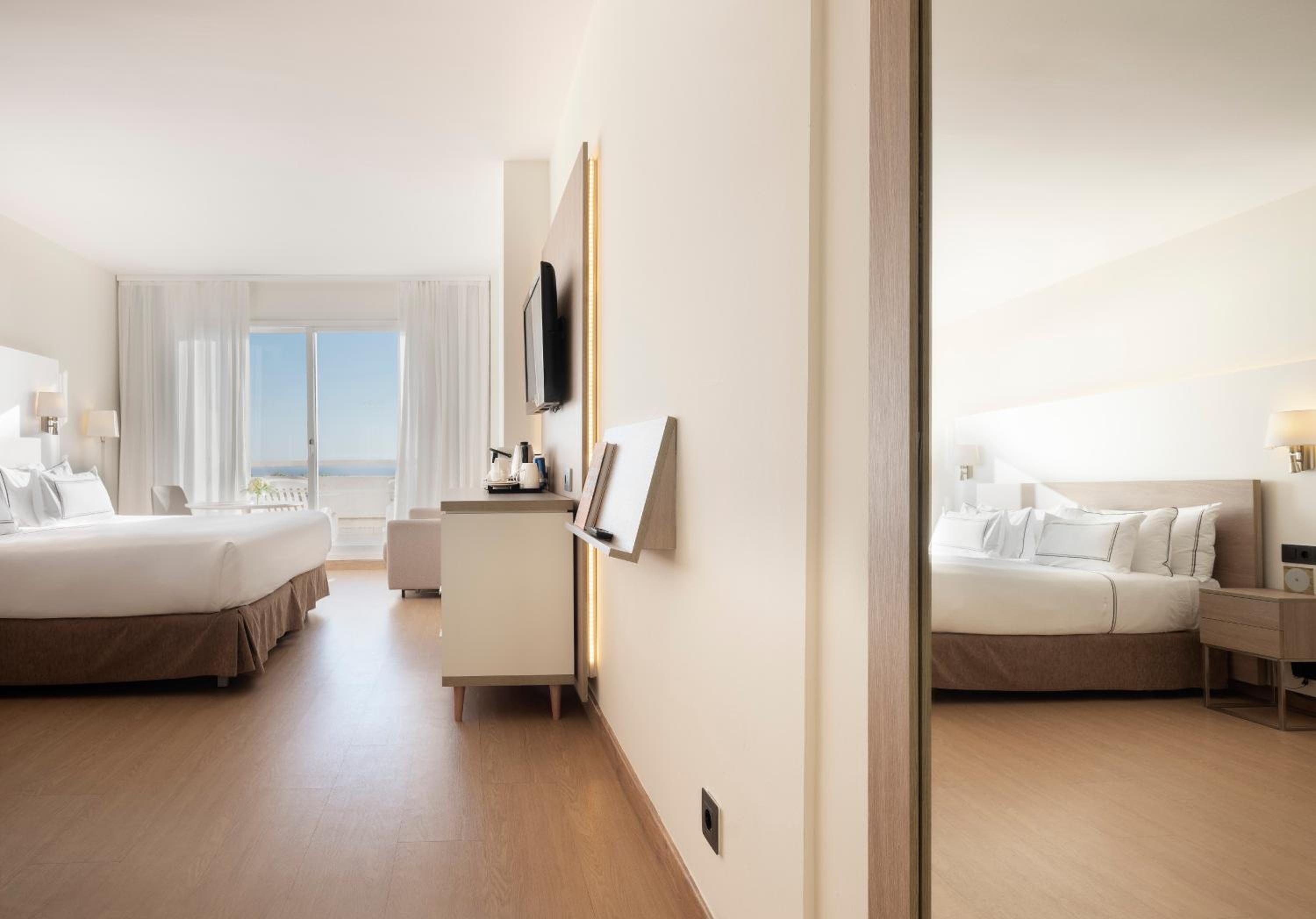 Junior Family Suite (2 Adults + 2 Children) - Photo 1