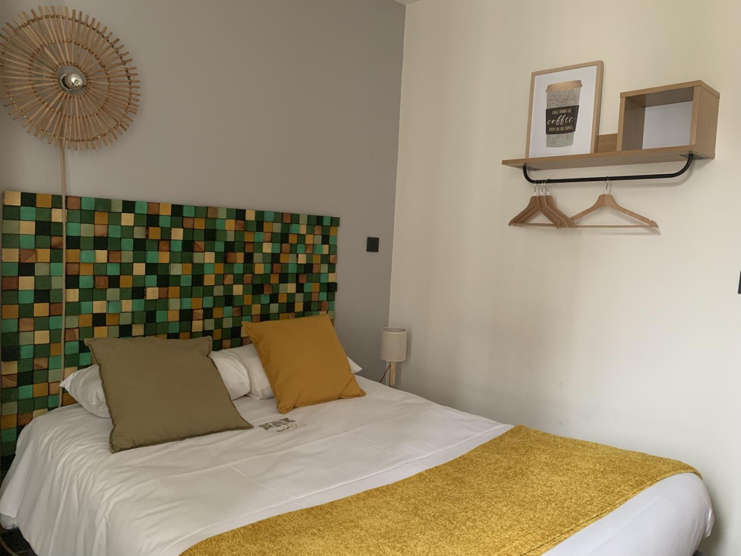 Standard Double Room - Photo 12