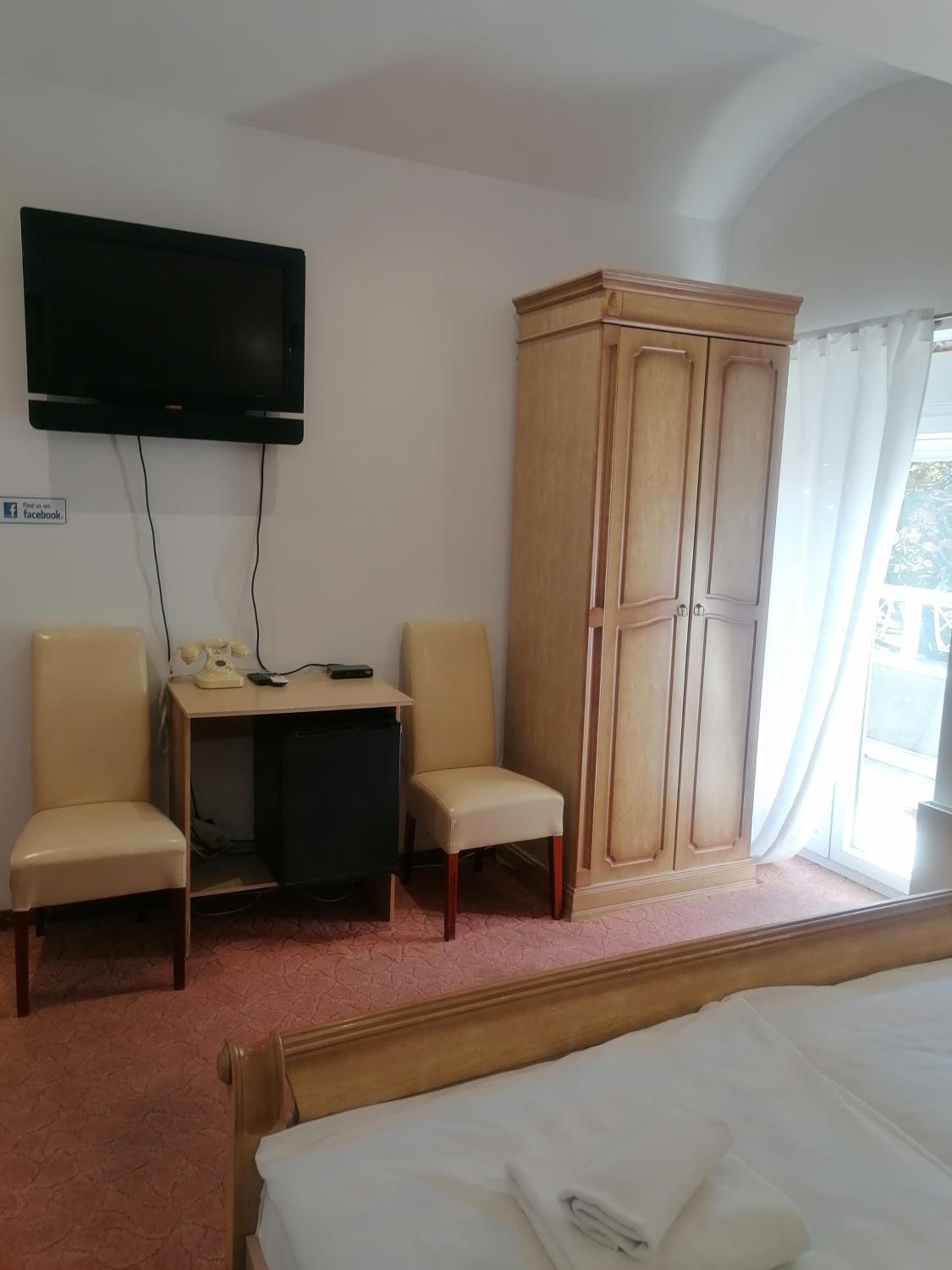 Double Room with Balcony - Photo 5