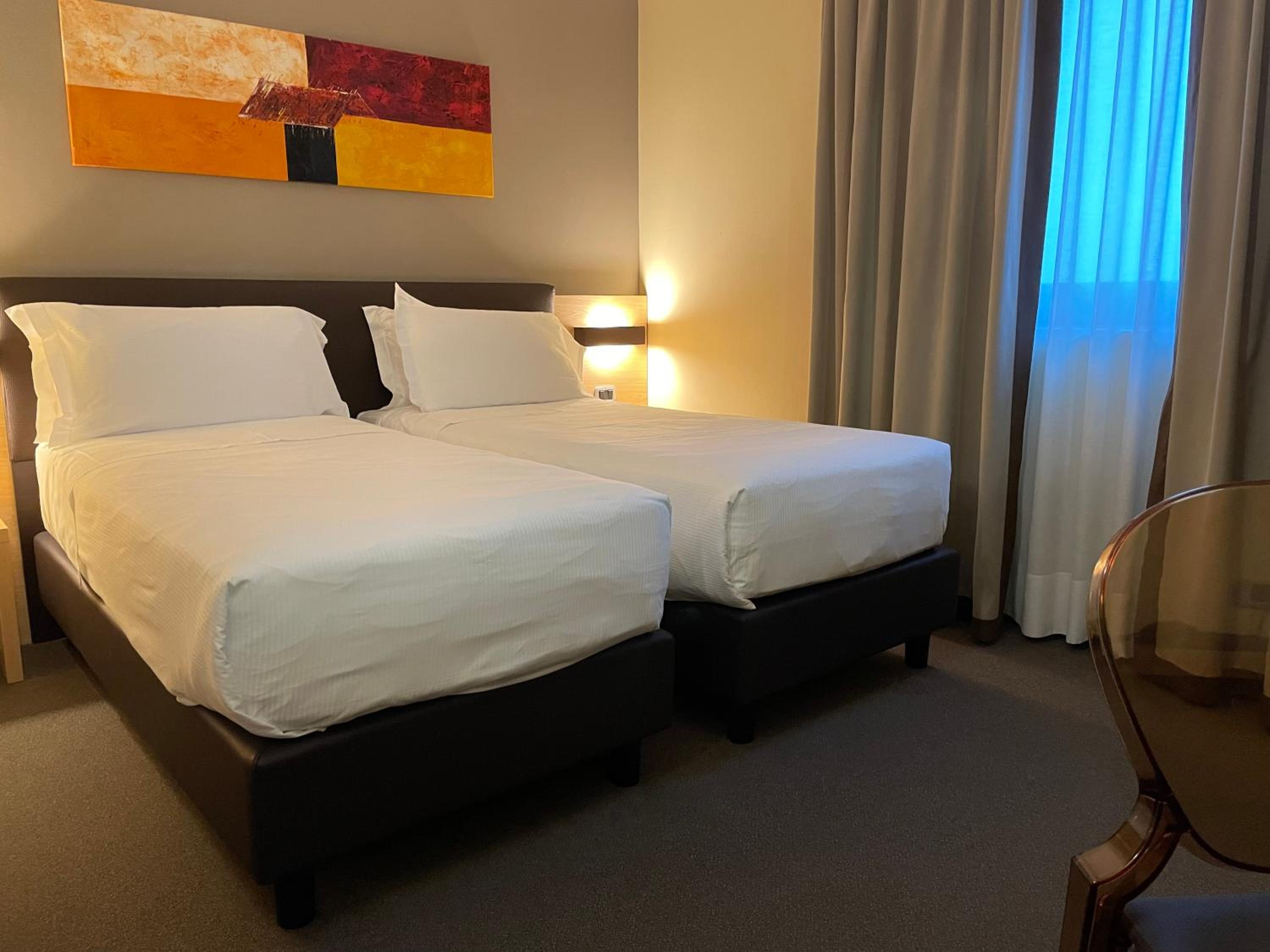 Standard Twin Room - Photo 2