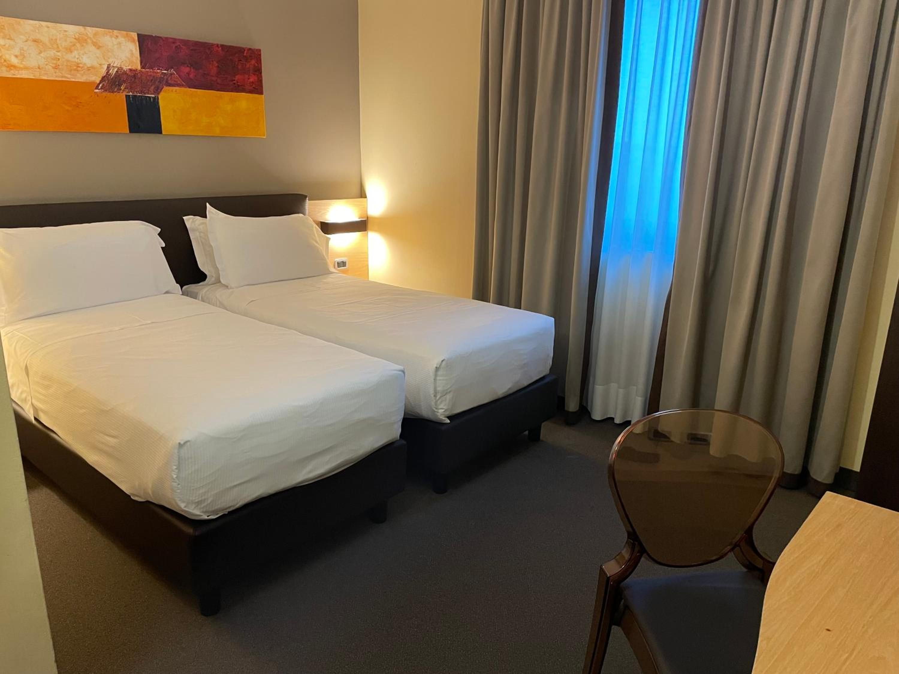 Standard Twin Room - Photo 1