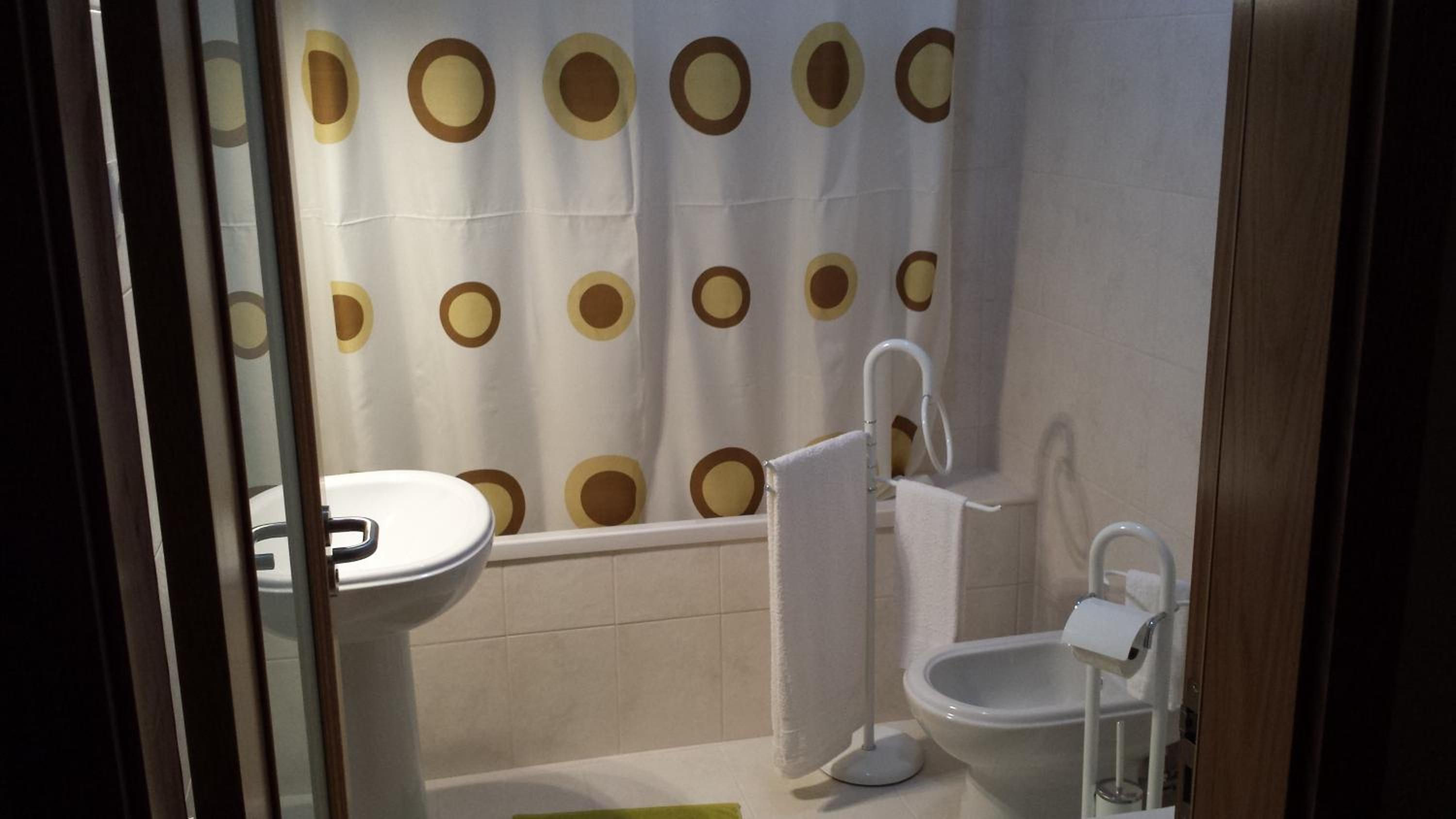 Deluxe Double Room with Bath - Photo 6