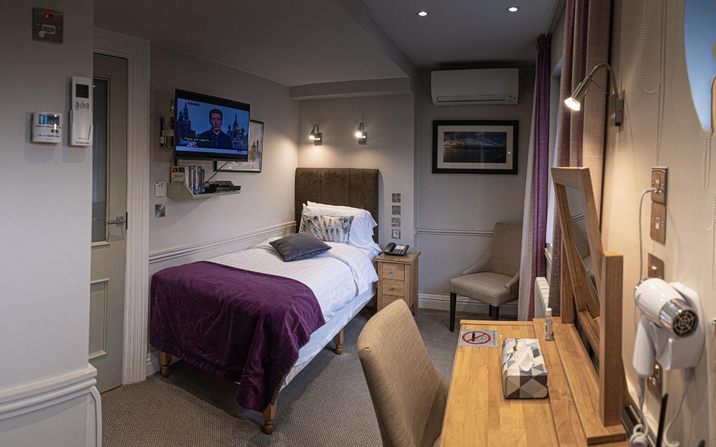 Single Room thumbnail 5
