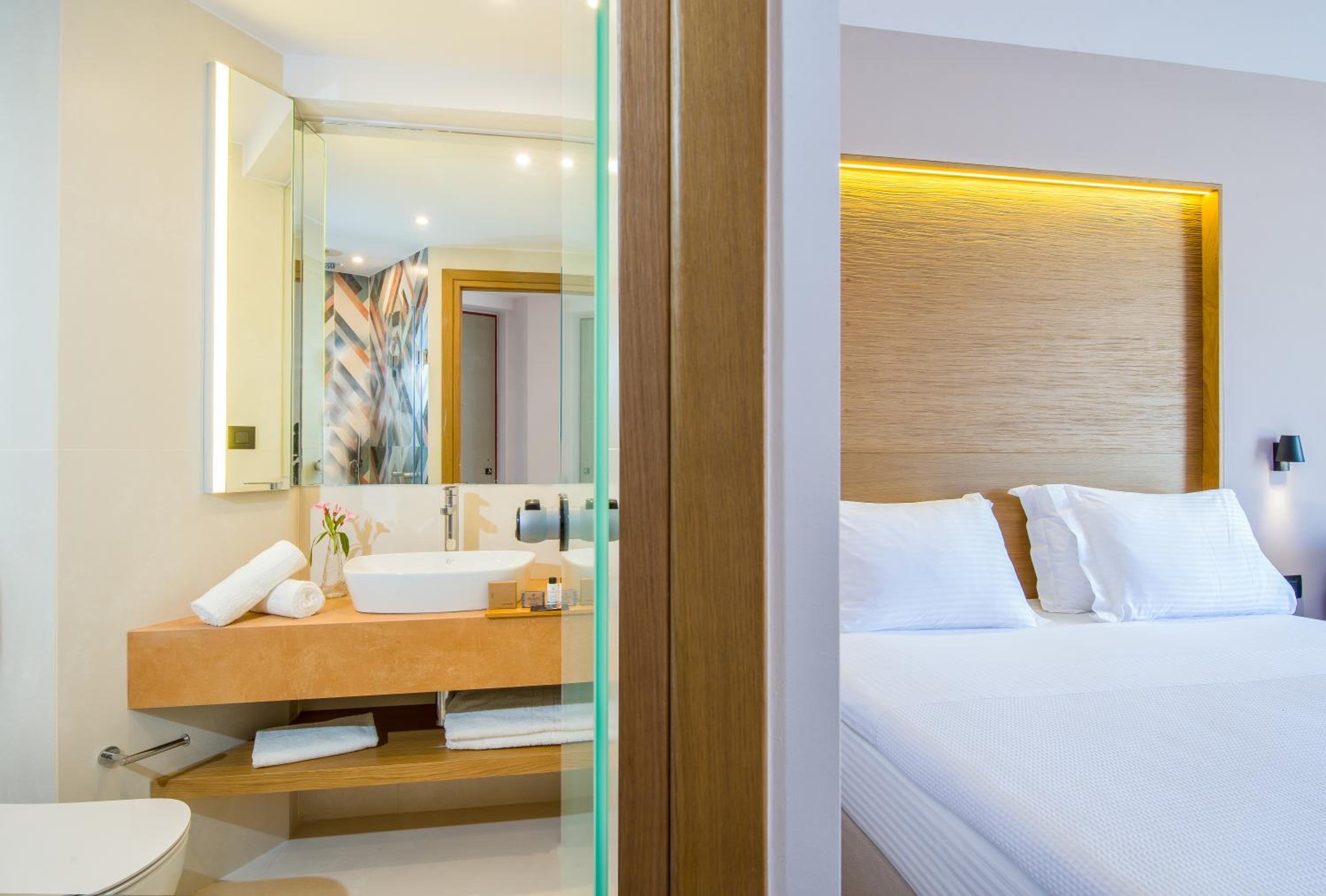 Premium Quadruple Room thumbnail 5