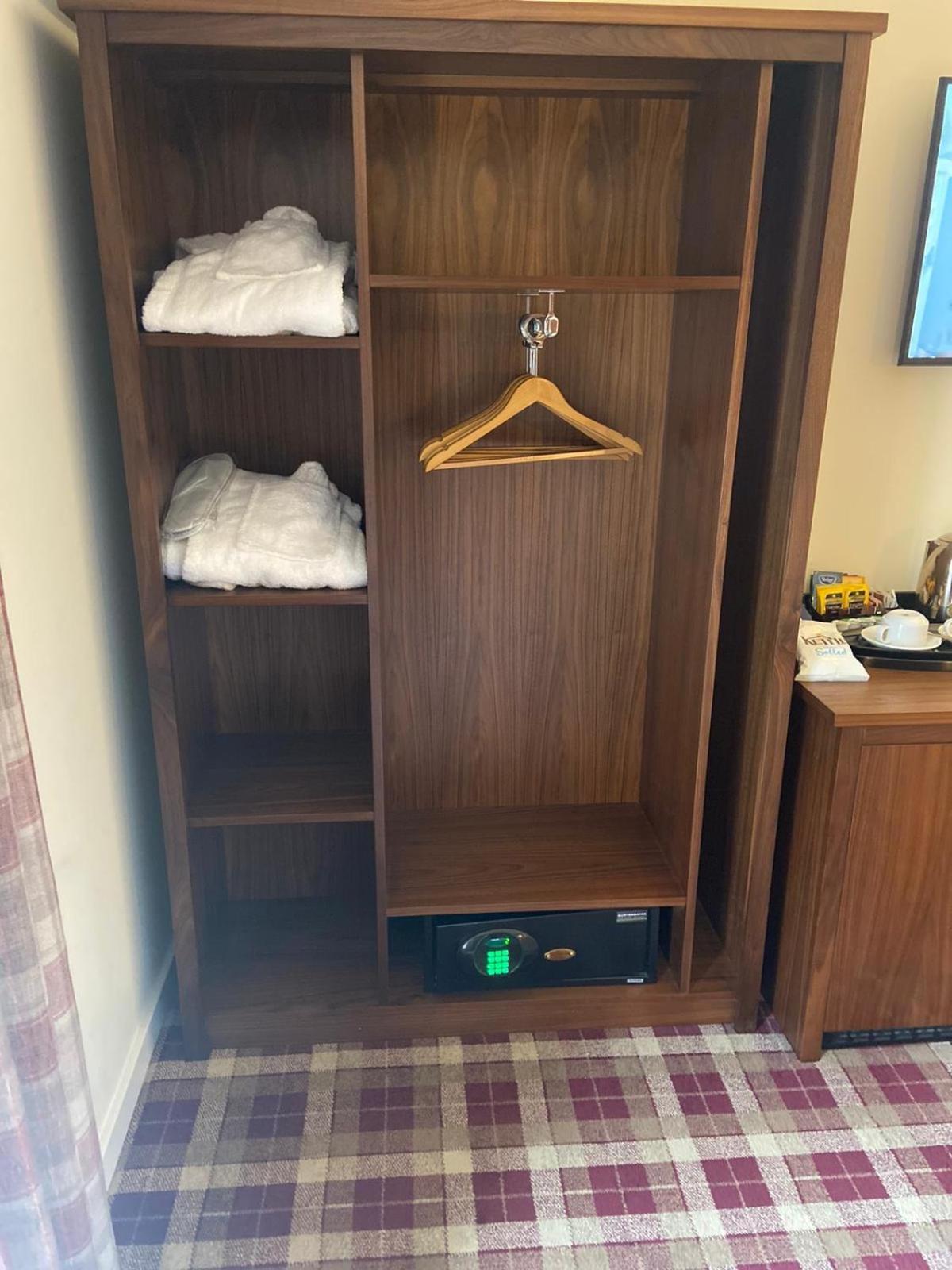 Deluxe Double Room with Shower - Photo 4