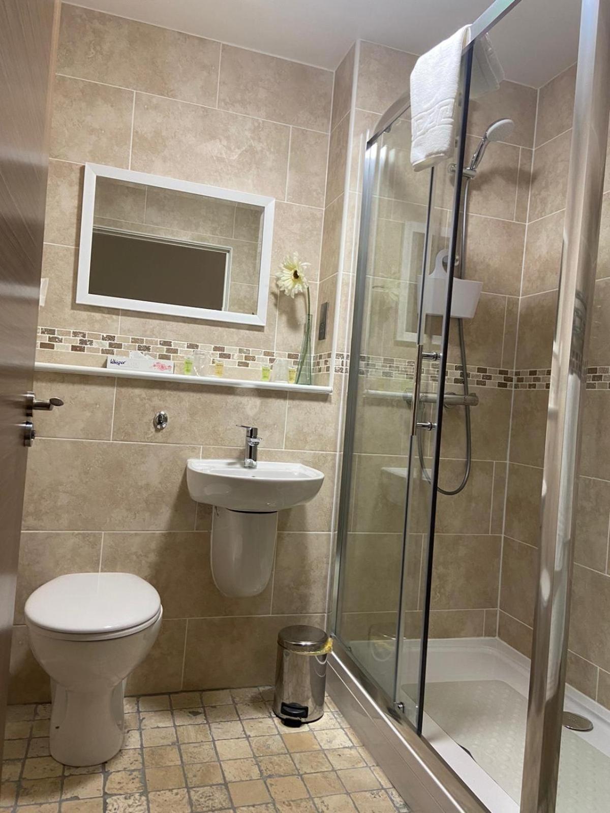 Deluxe Double Room with Shower - Photo 6