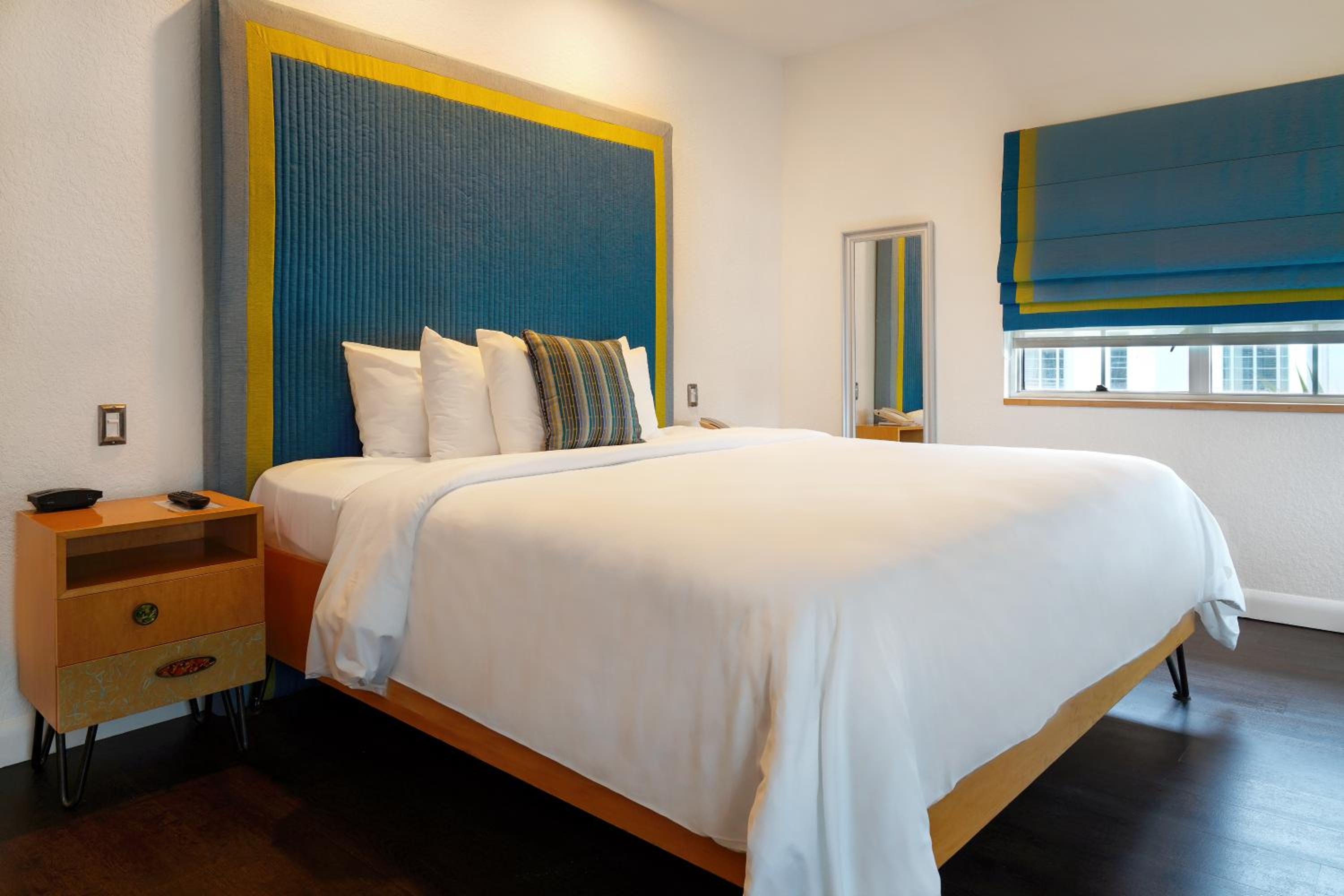 Collins Premium Suite King - Photo 3