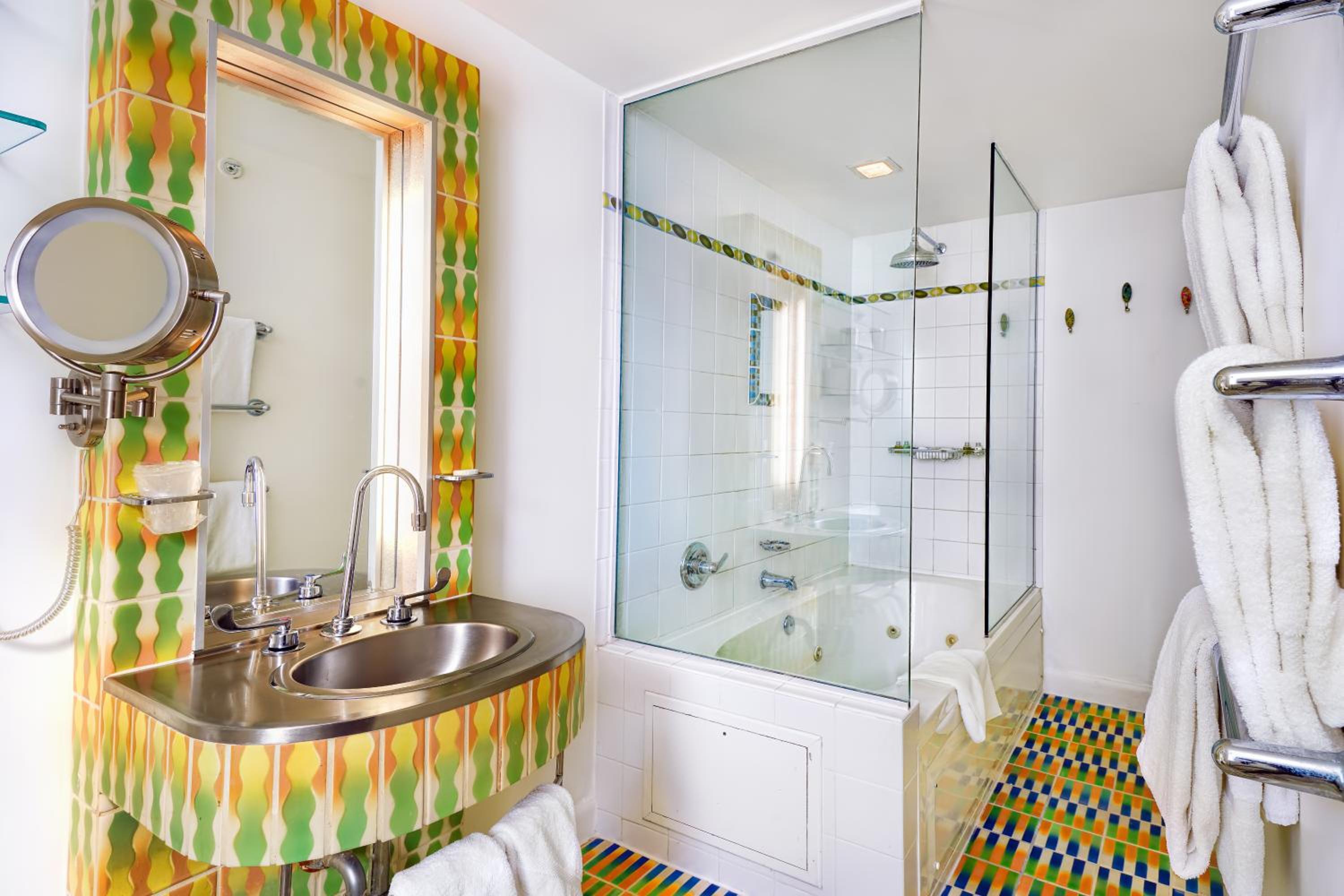 Collins Premium Suite King - Photo 2