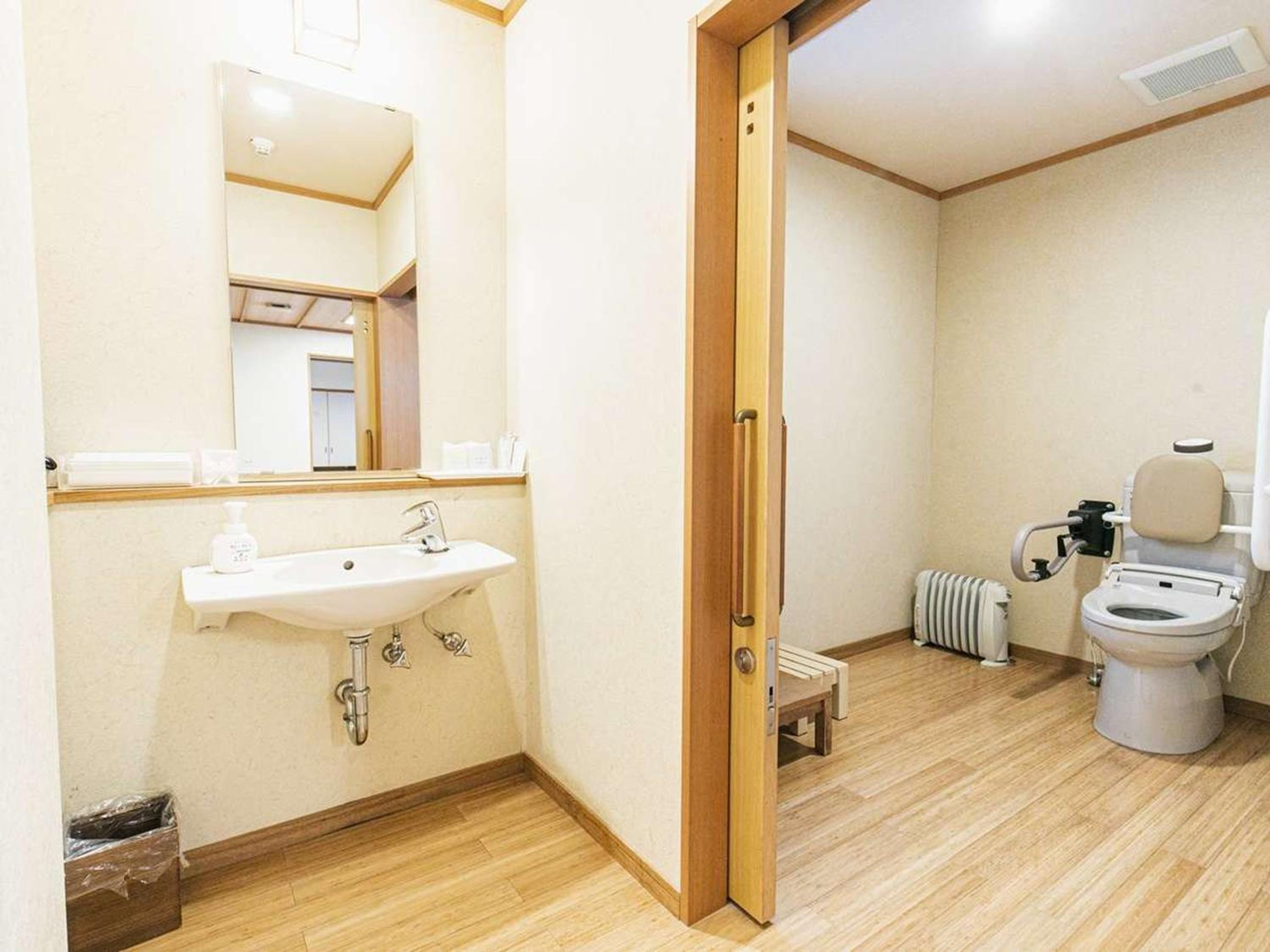 Family Room with Private Bathroom photo 3