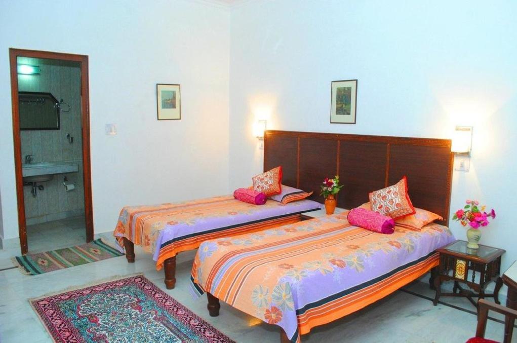 Standard Double or Twin Room with Fan - Photo 9