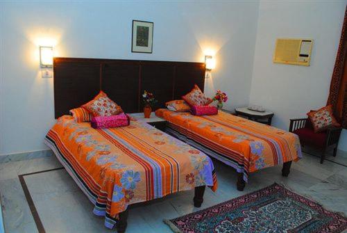 Standard Double or Twin Room with Fan - Photo 6
