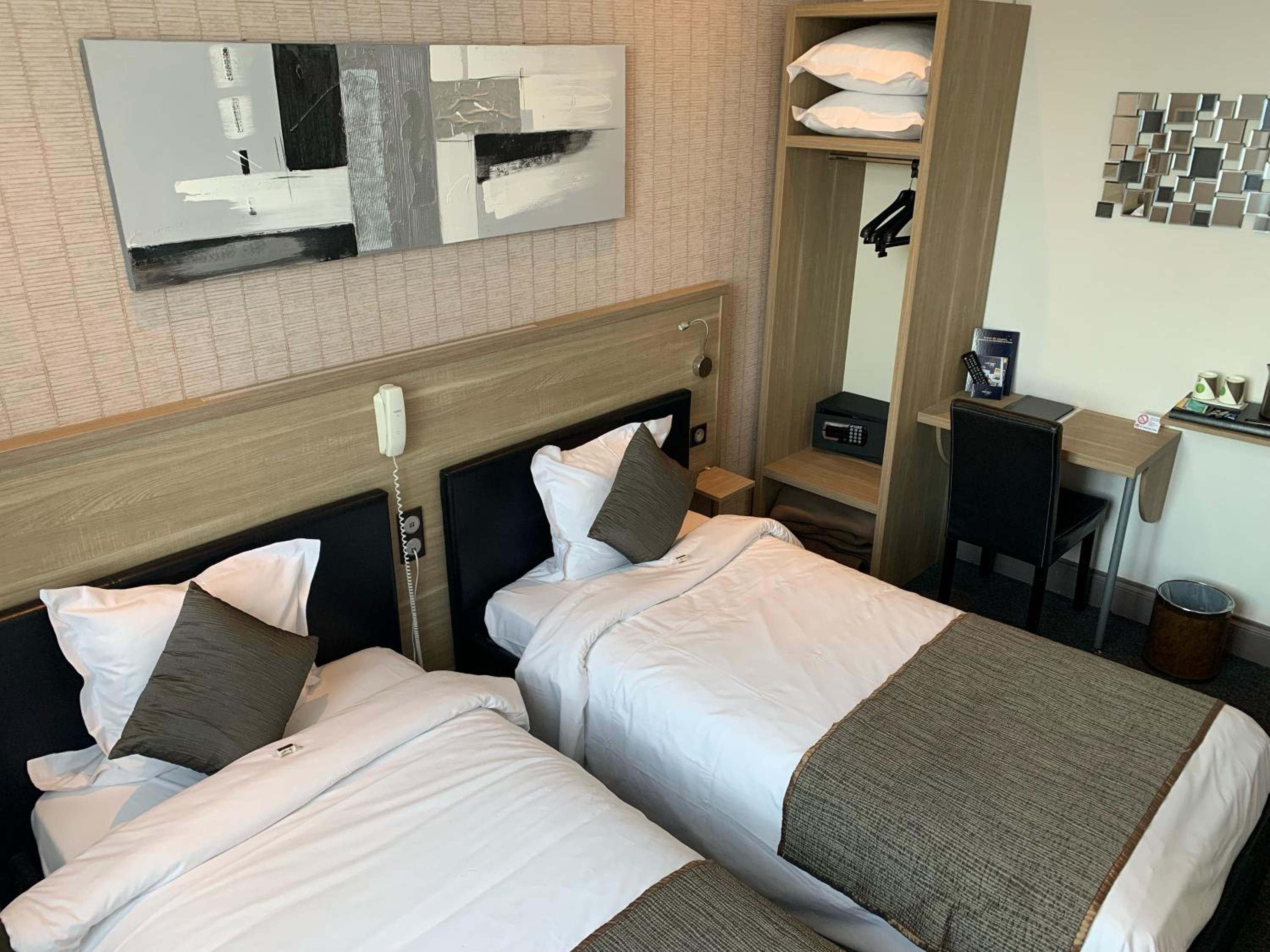 Twin Room With City View photo 2