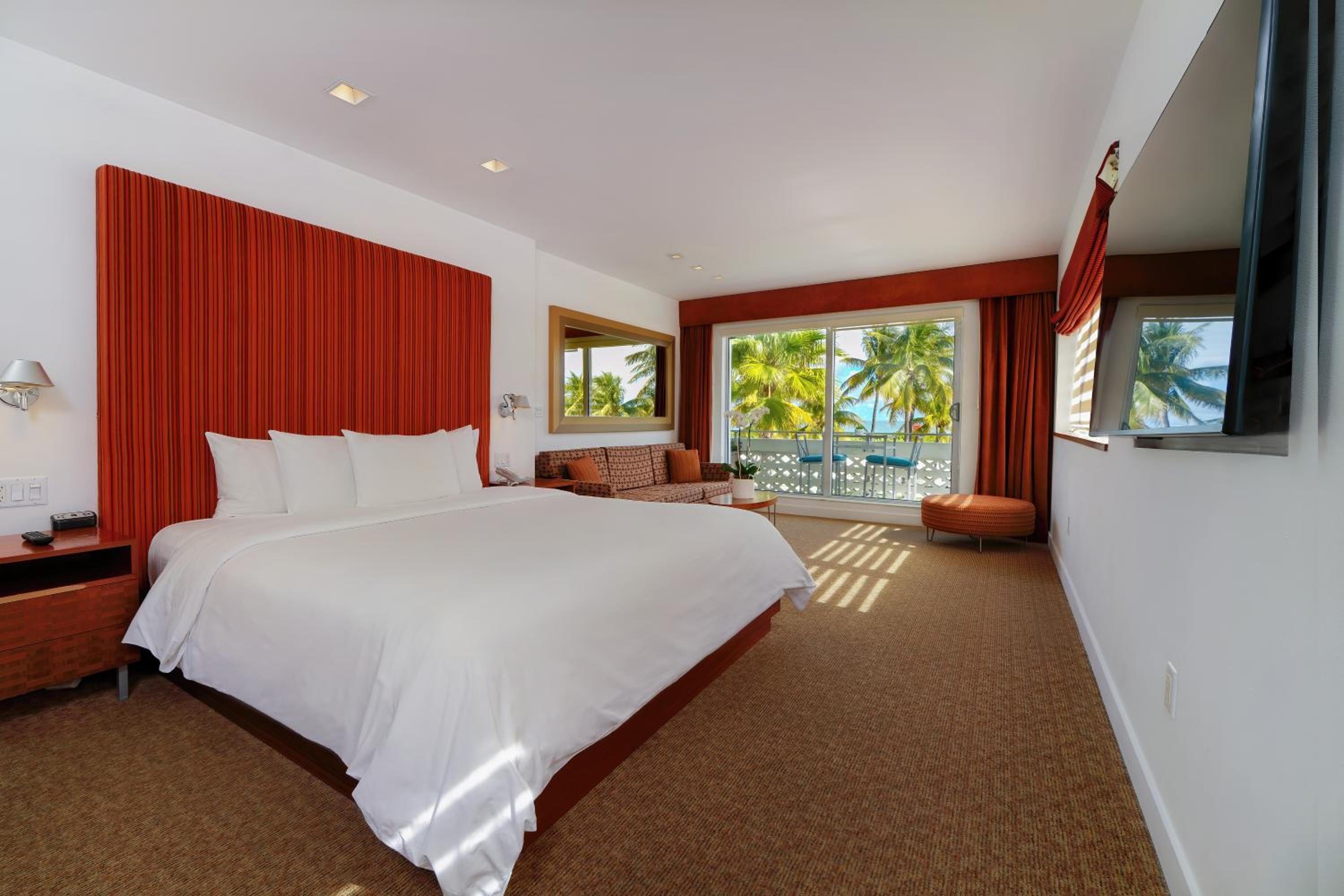 King Room with Balcony - Photo 1