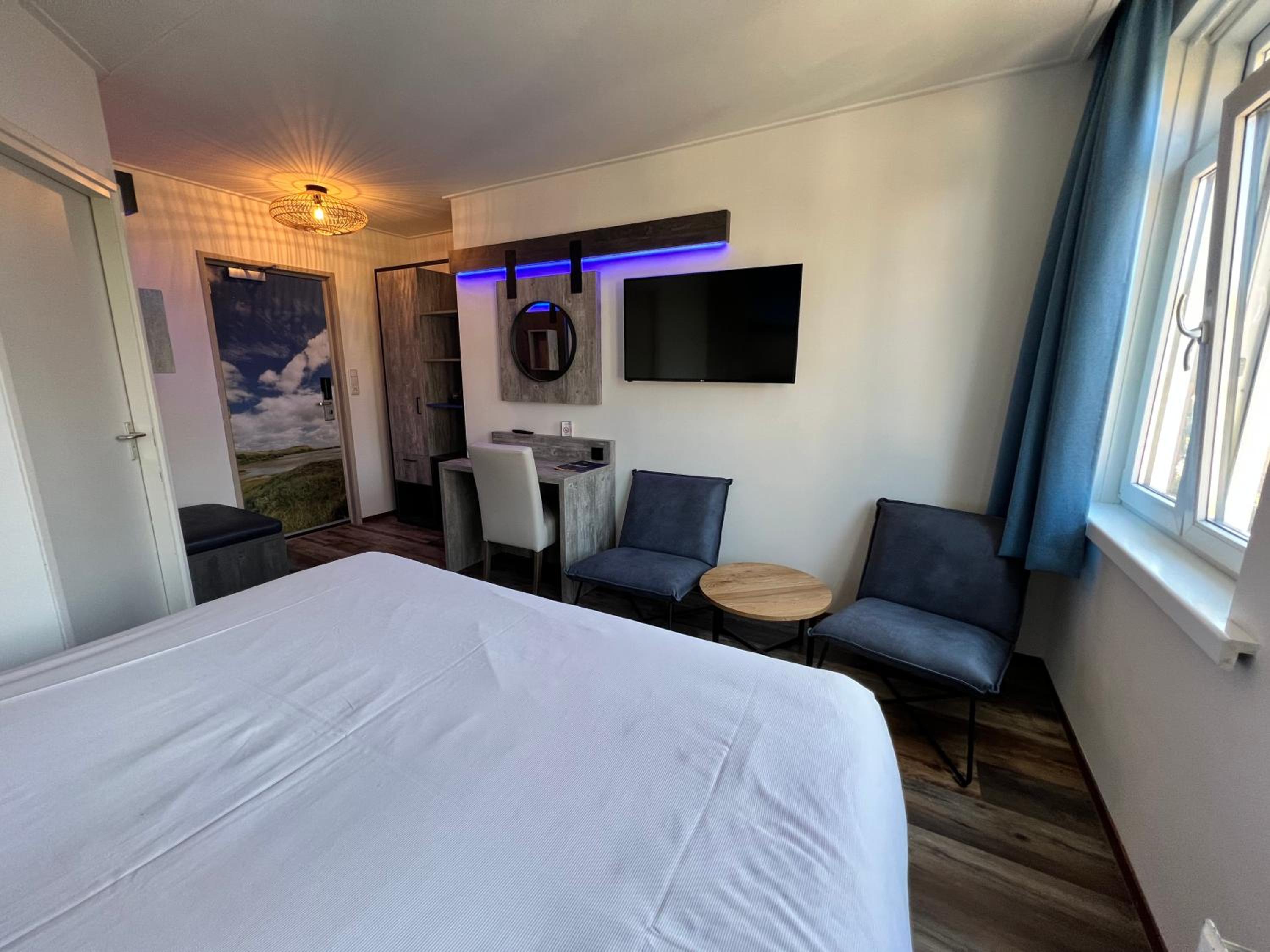 Double or Twin Room with Bath photo 3