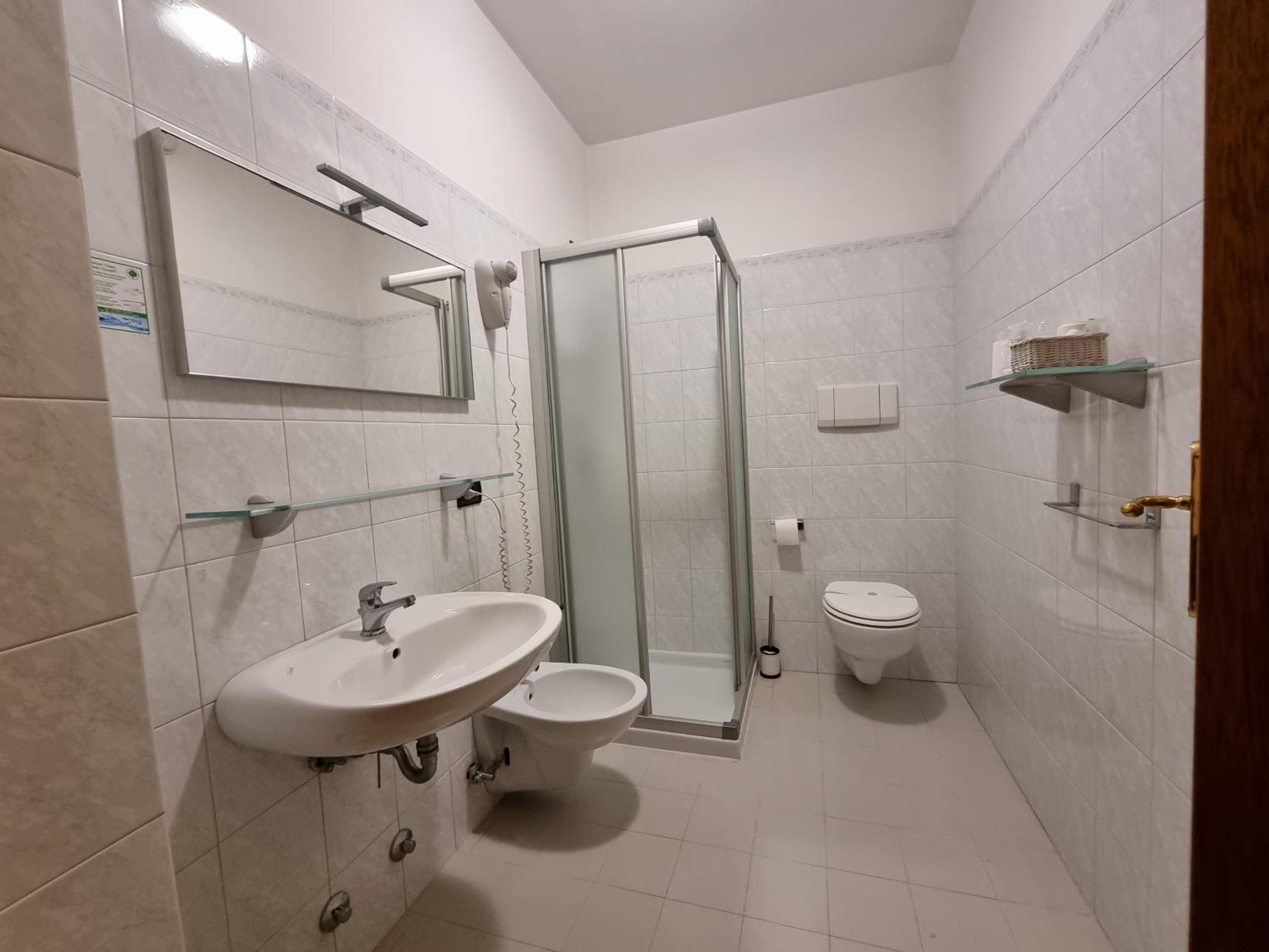 Double or Twin Room - Photo 5