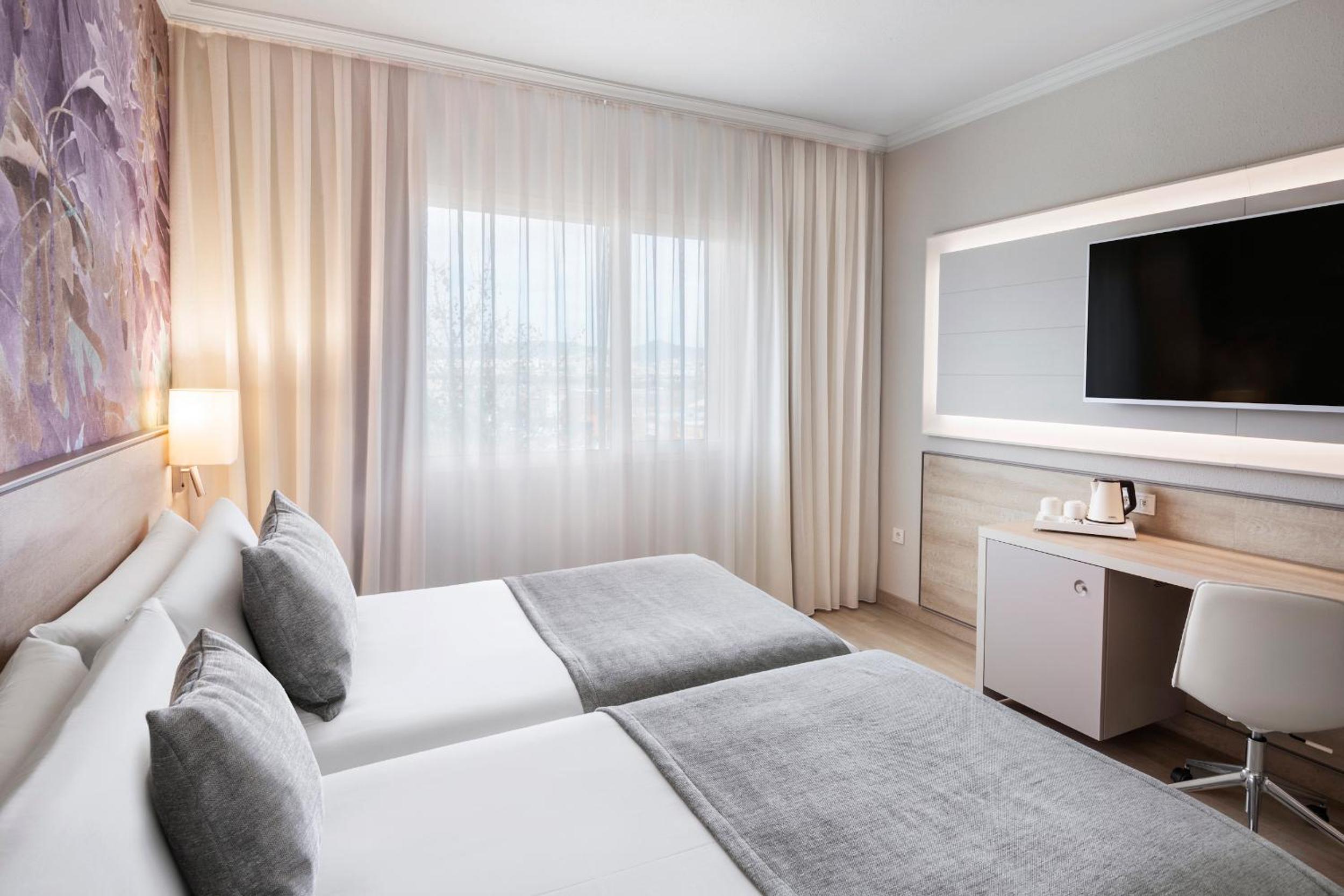Double (1-2 Adults) with Free Airport Transfer - Photo 11