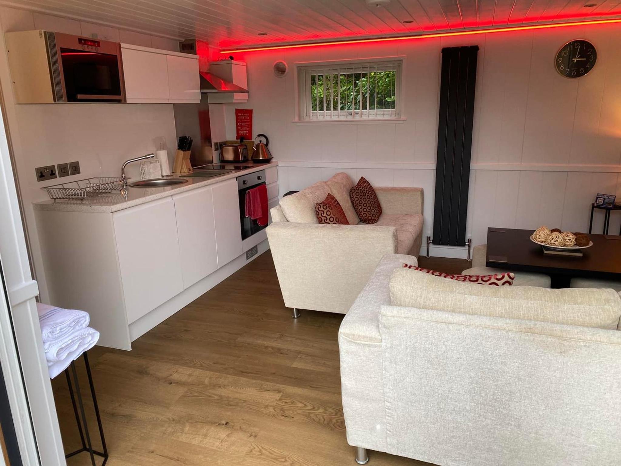 One Bed Ground Floor Moddpod with Outdoor Sunken Hot Tub (Not Pet Friendly) Chaffinch photo 3