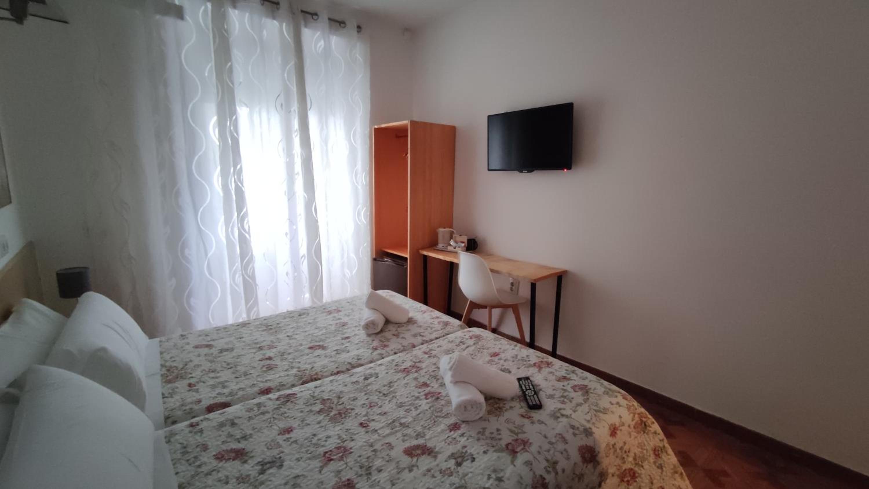 Twin Room with Private Bathroom photo 3