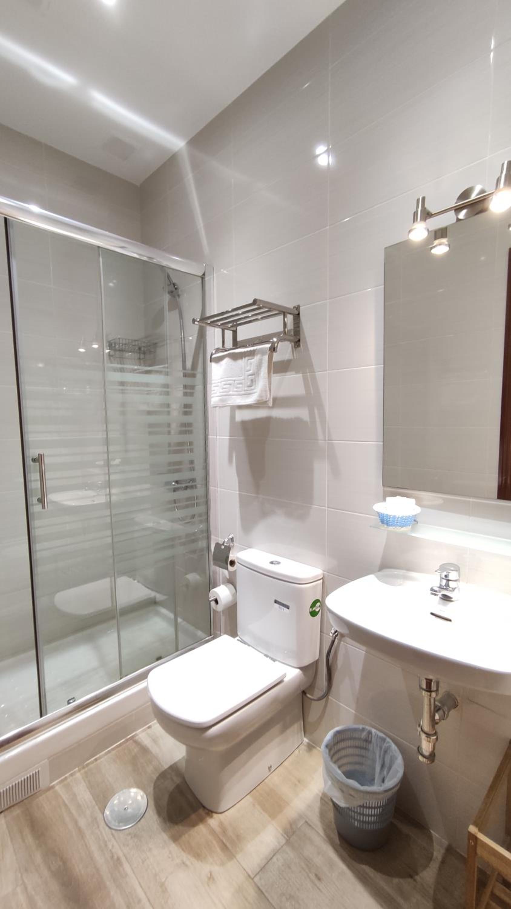 Twin Room with Private Bathroom photo 2