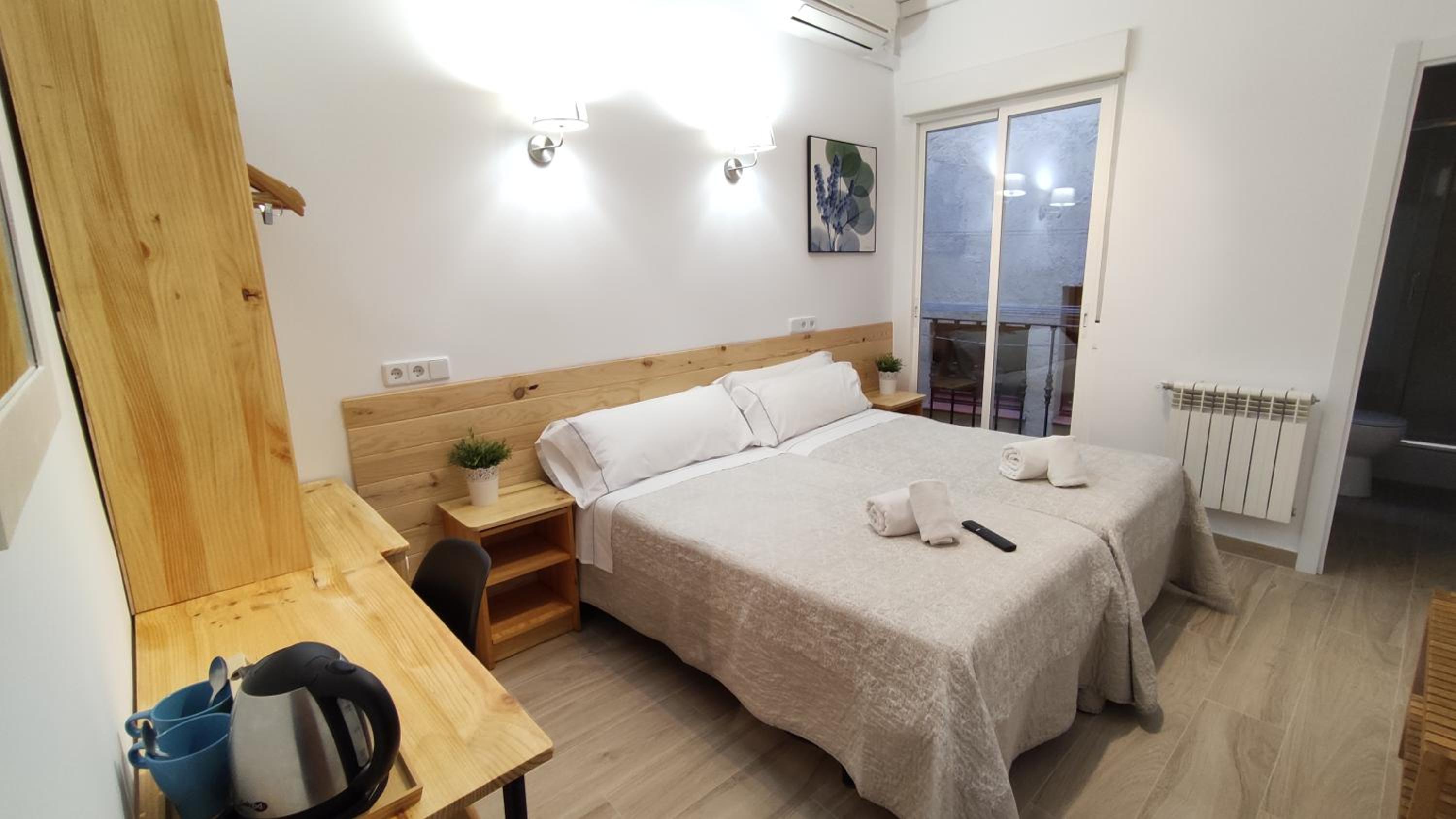 Twin Room with Private Bathroom photo 2