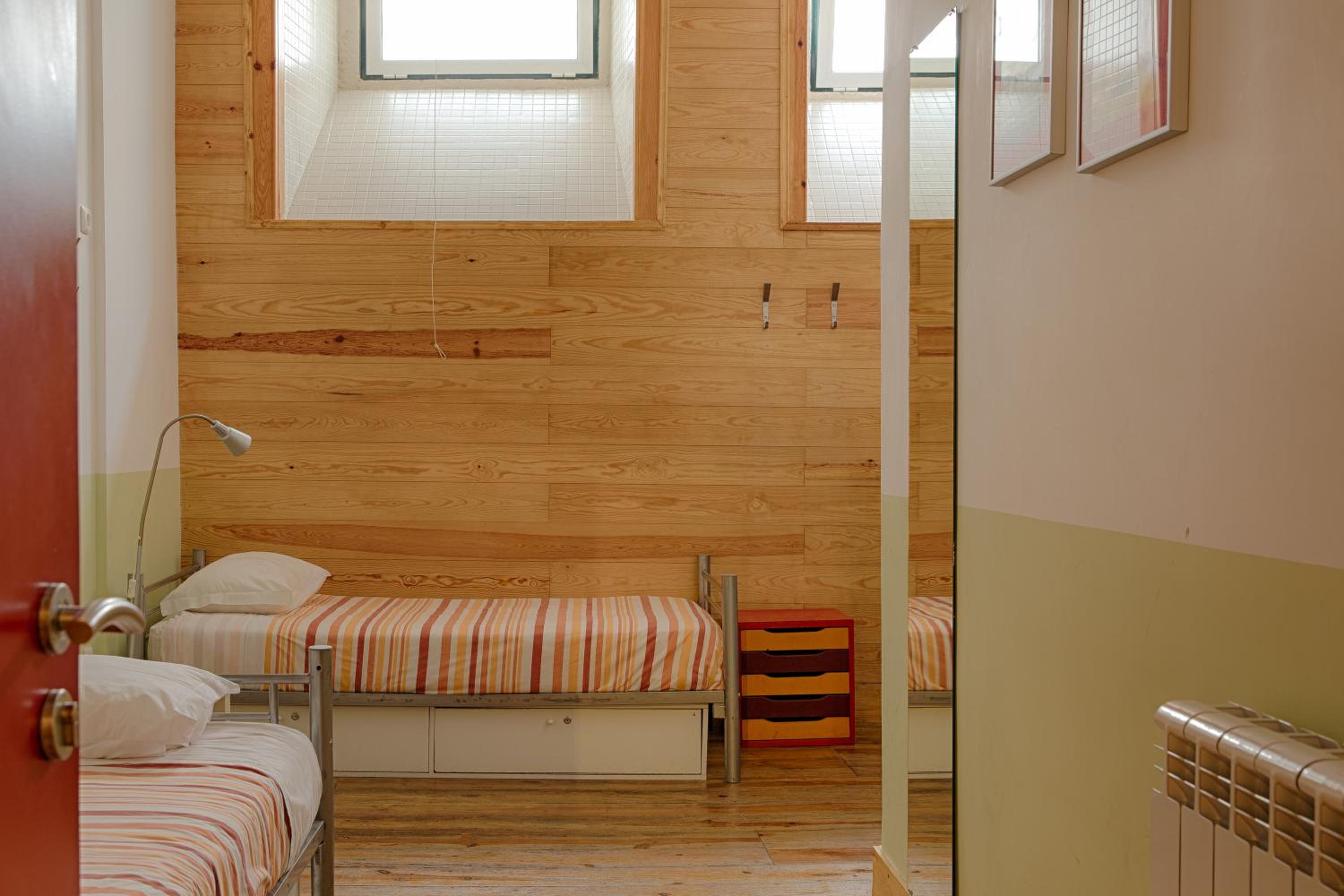 Single Bed in Mixed Dormitory Room (4 Beds) photo 1