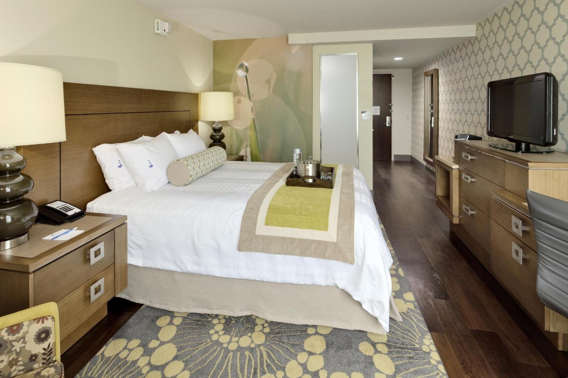King Room With Sofa Bed And Pool View - Photo 1
