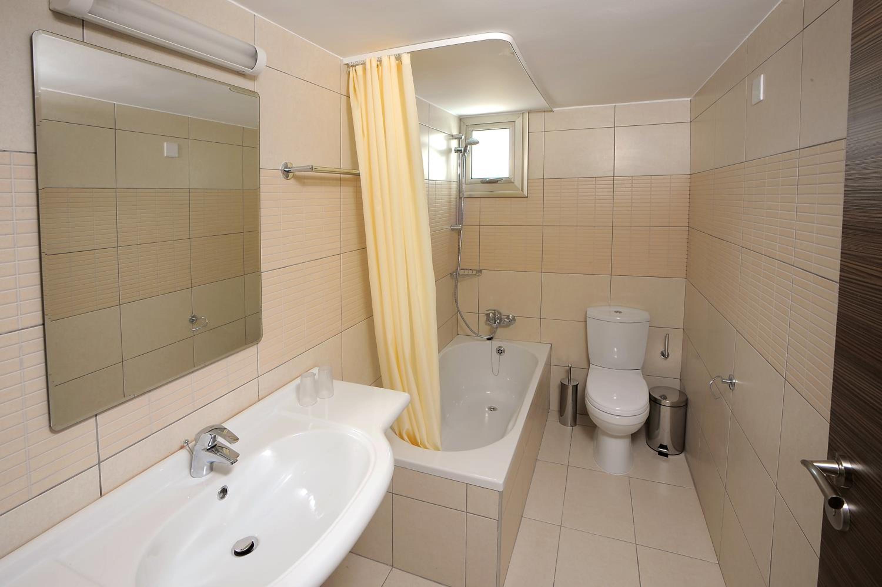One-Bedroom Apartment - Photo 3