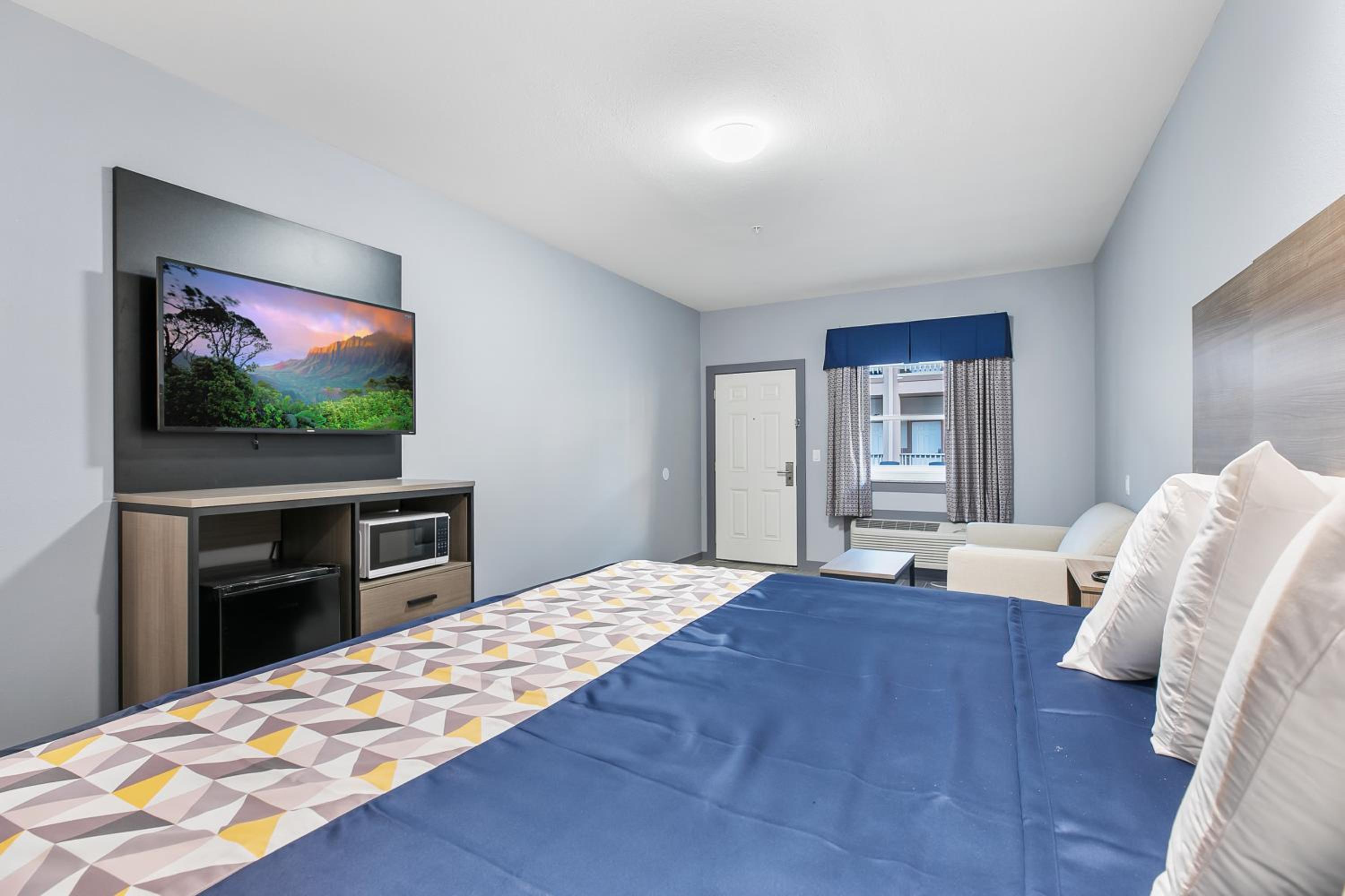 Standard King Room with Pool View - Photo 4
