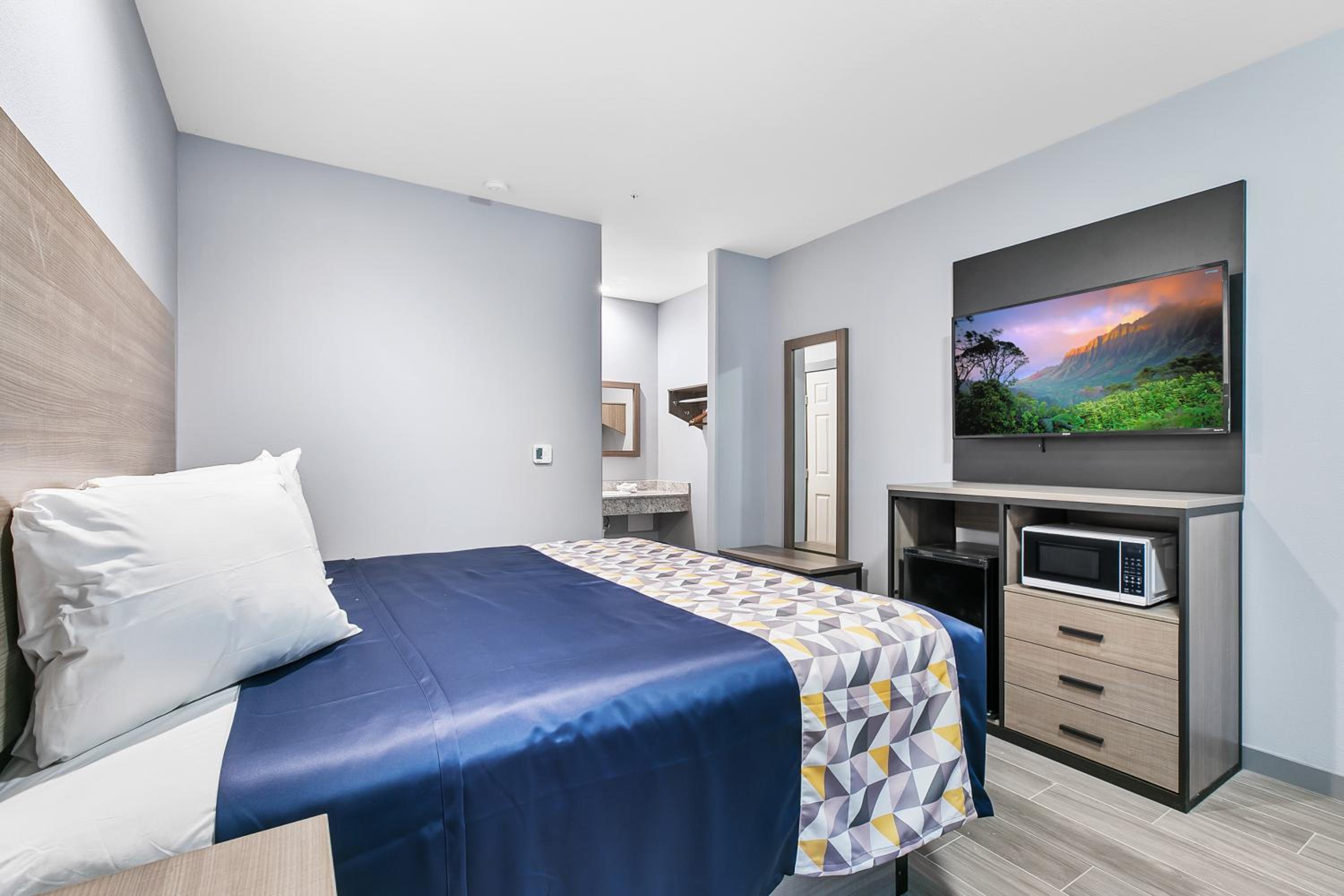 Standard King Room with Pool View - Photo 2