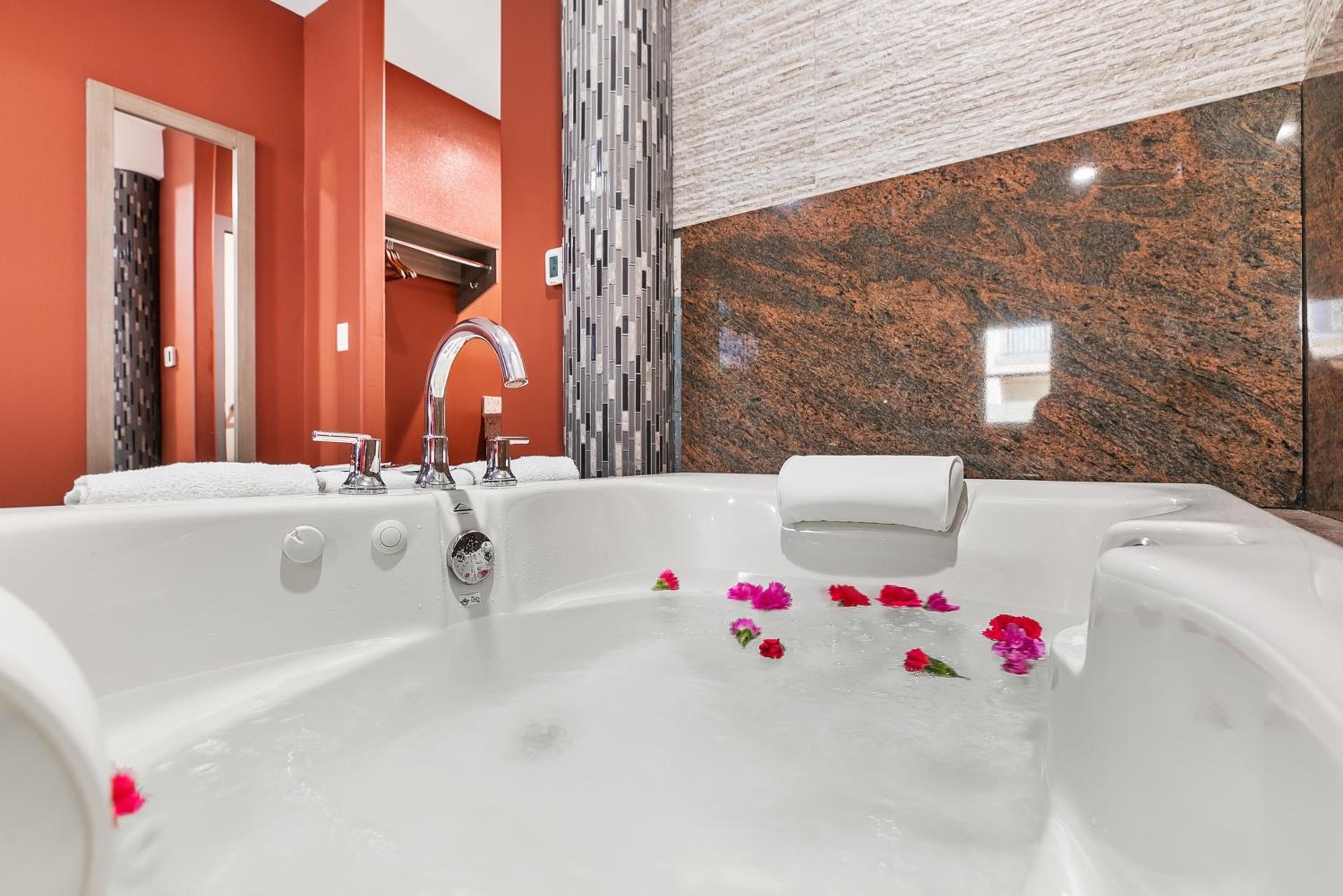 Honeymoon Room - King Bed with Spa BathTub - Photo 5