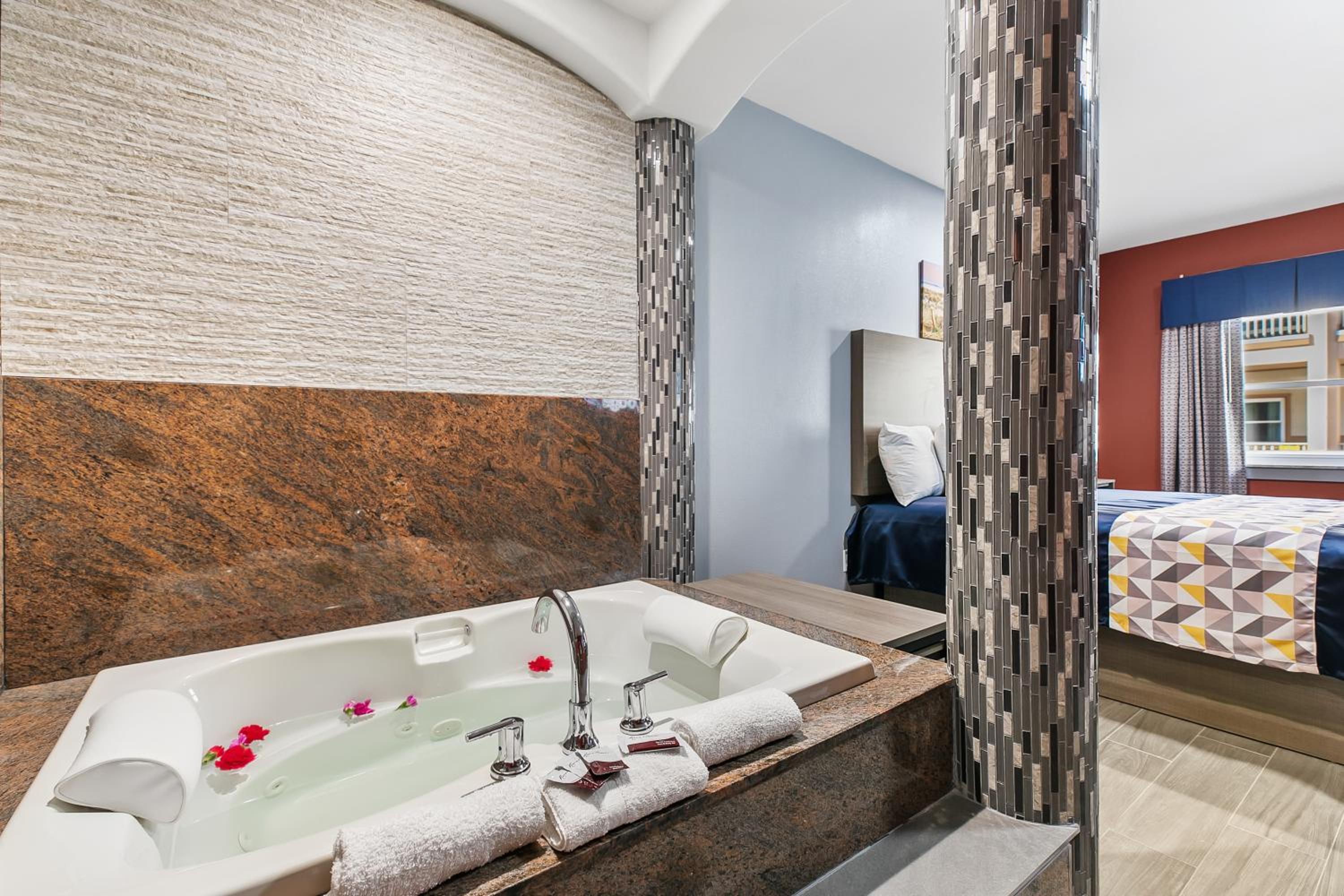 Honeymoon Room - King Bed with Spa BathTub - Photo 4