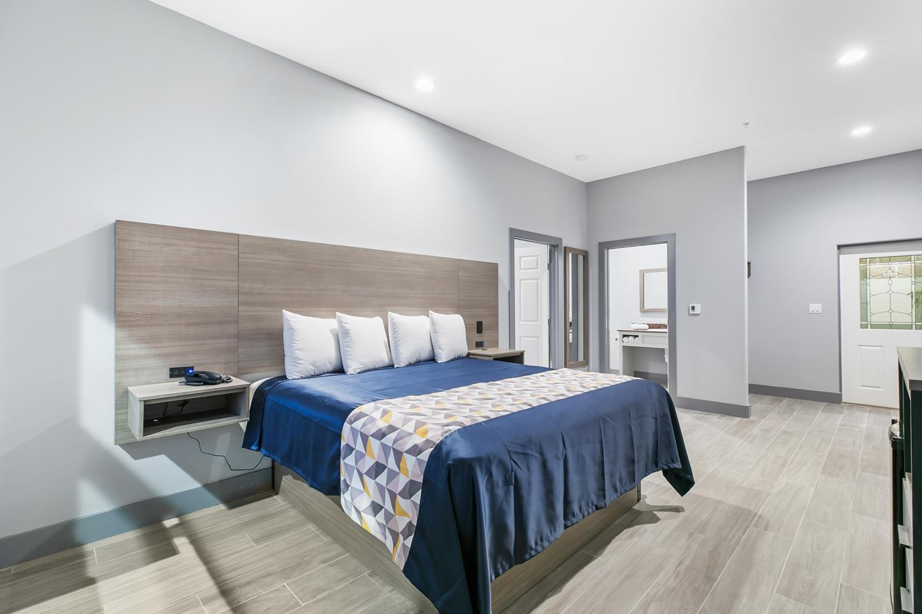 King Kitchenette Suite with Private Balcony photo 1