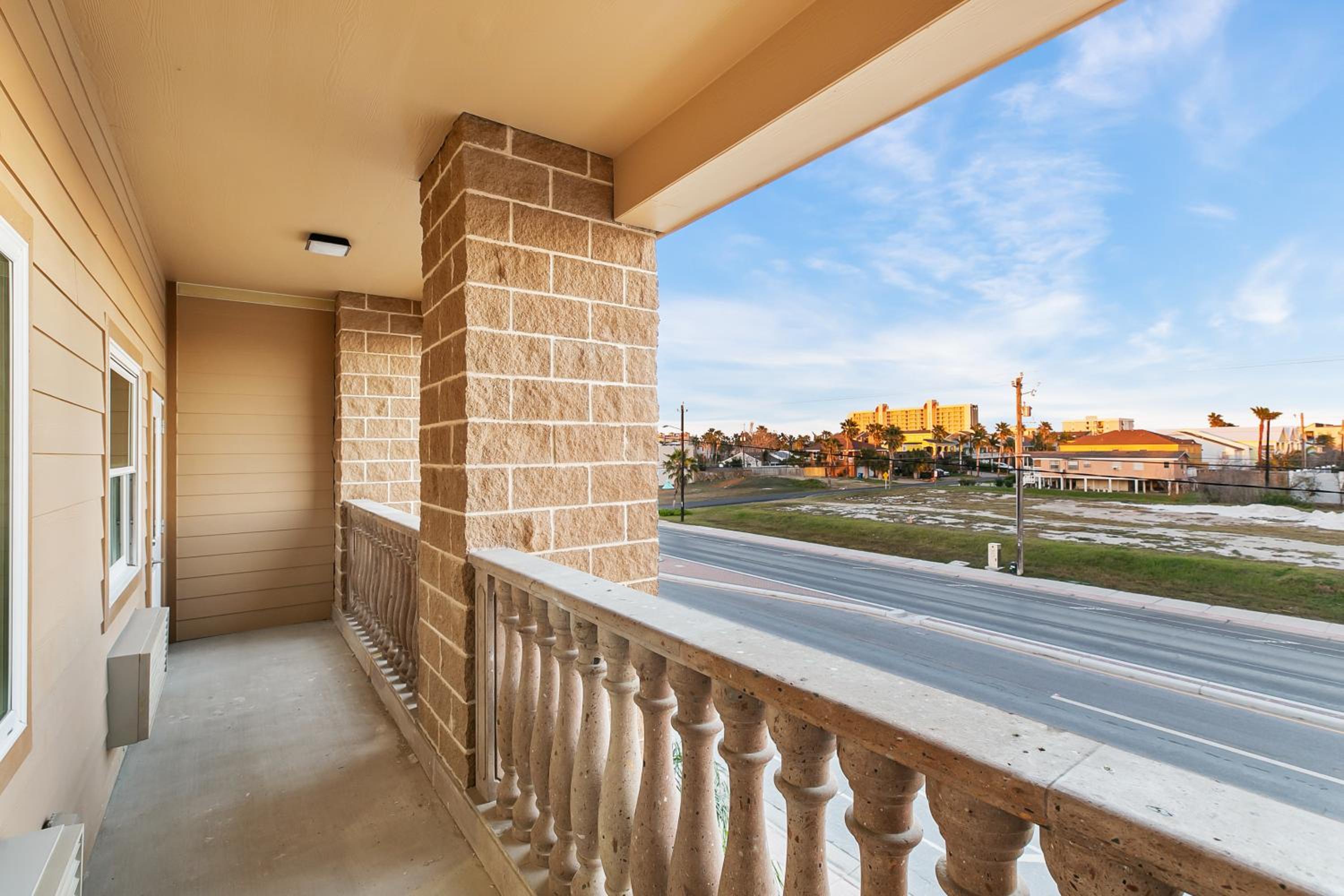 King Kitchenette Suite with Private Balcony photo 2