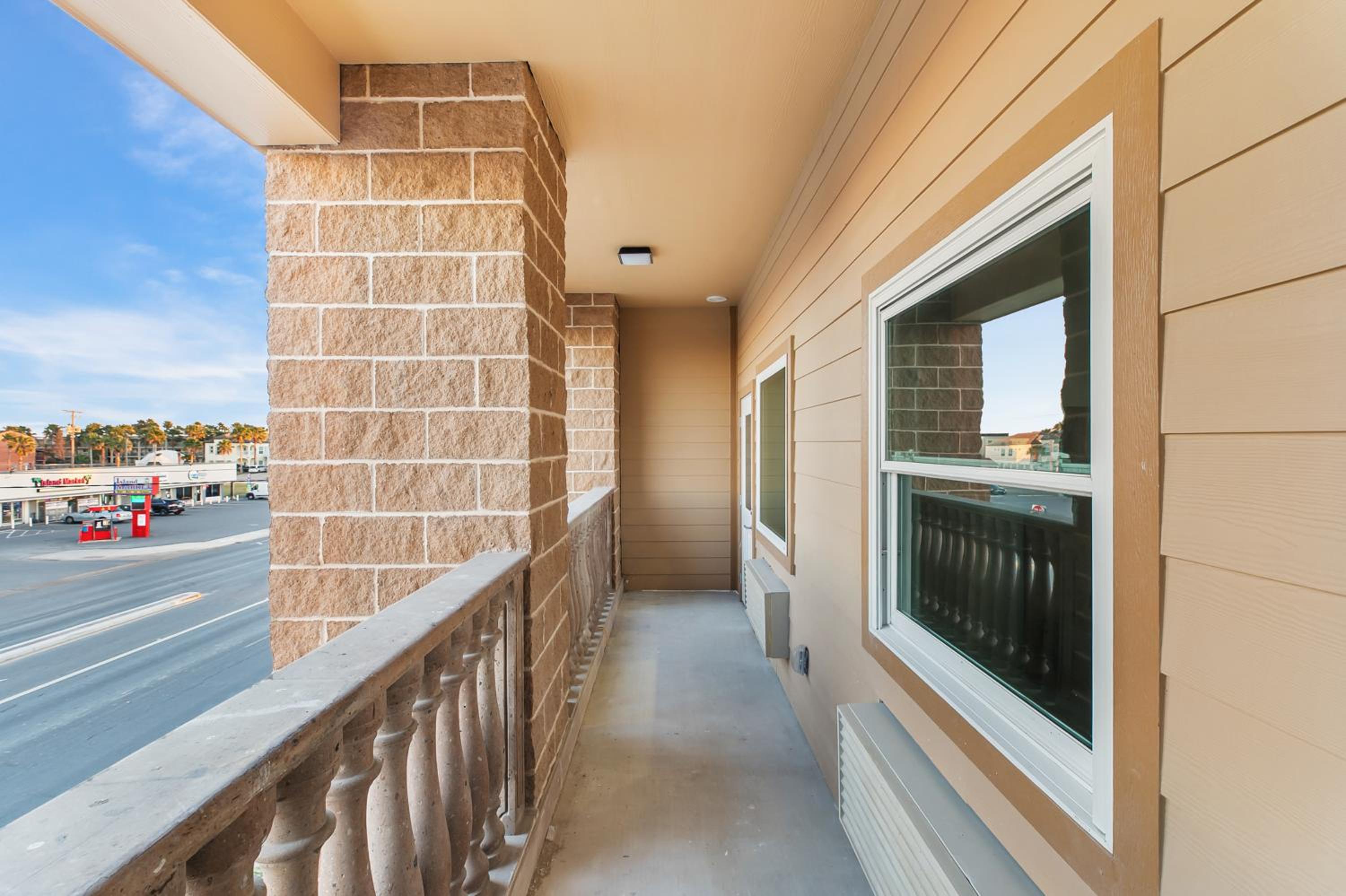 King Kitchenette Suite with Private Balcony photo 3