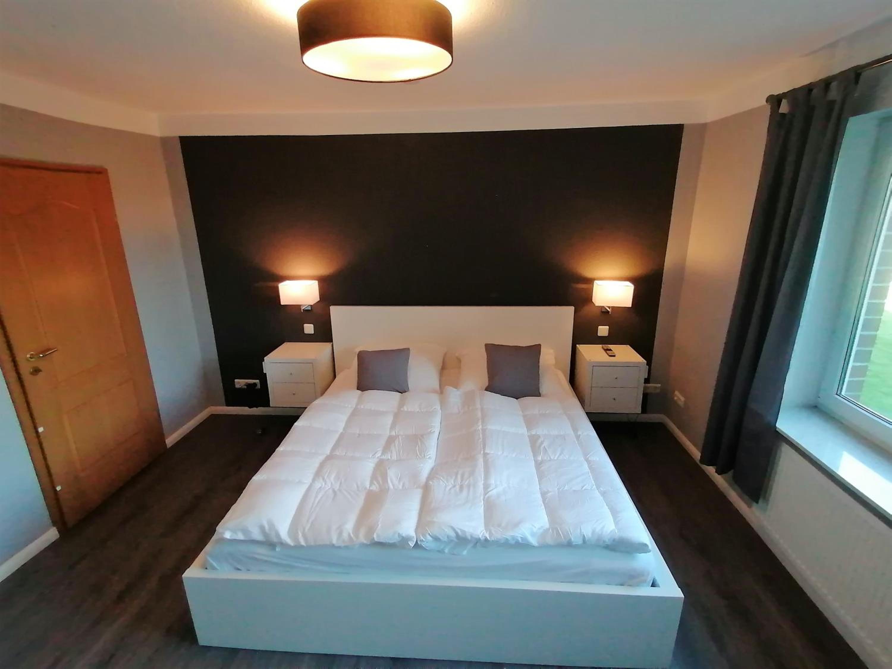 Five-Bedroom House photo 2