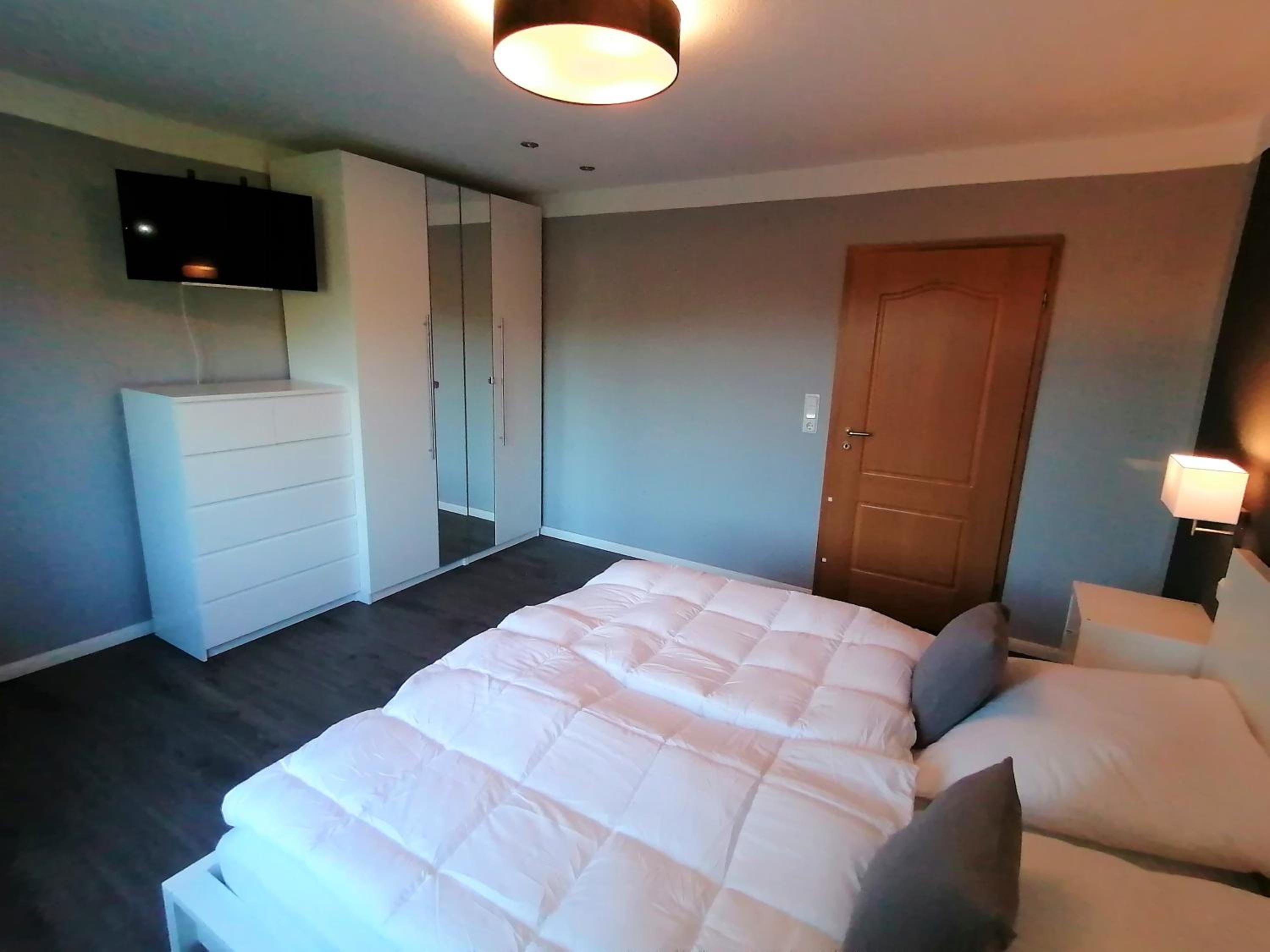 Five-Bedroom House photo 3