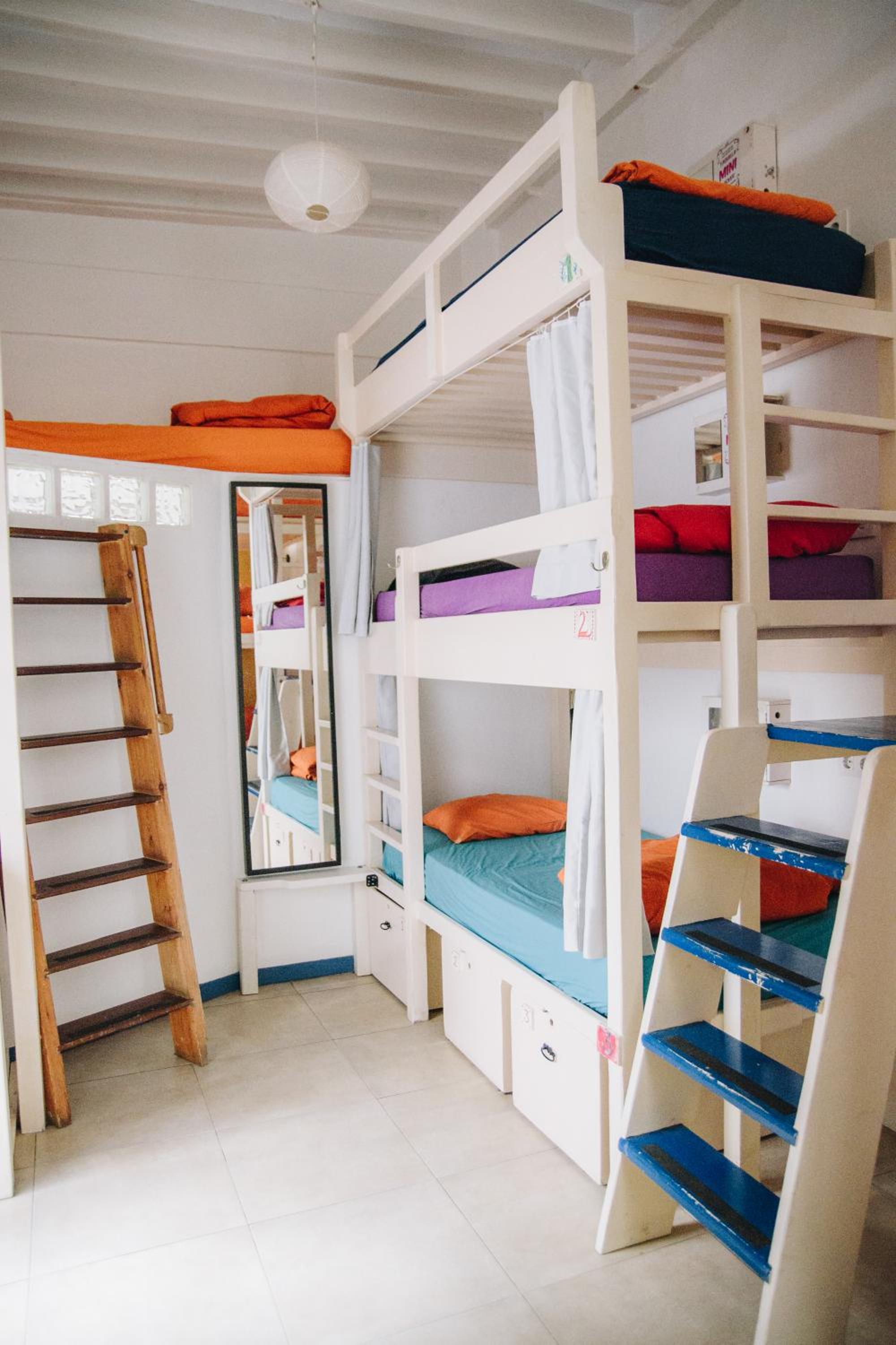 Cama en habitación compartida femenina de 7 camas con baño privado.