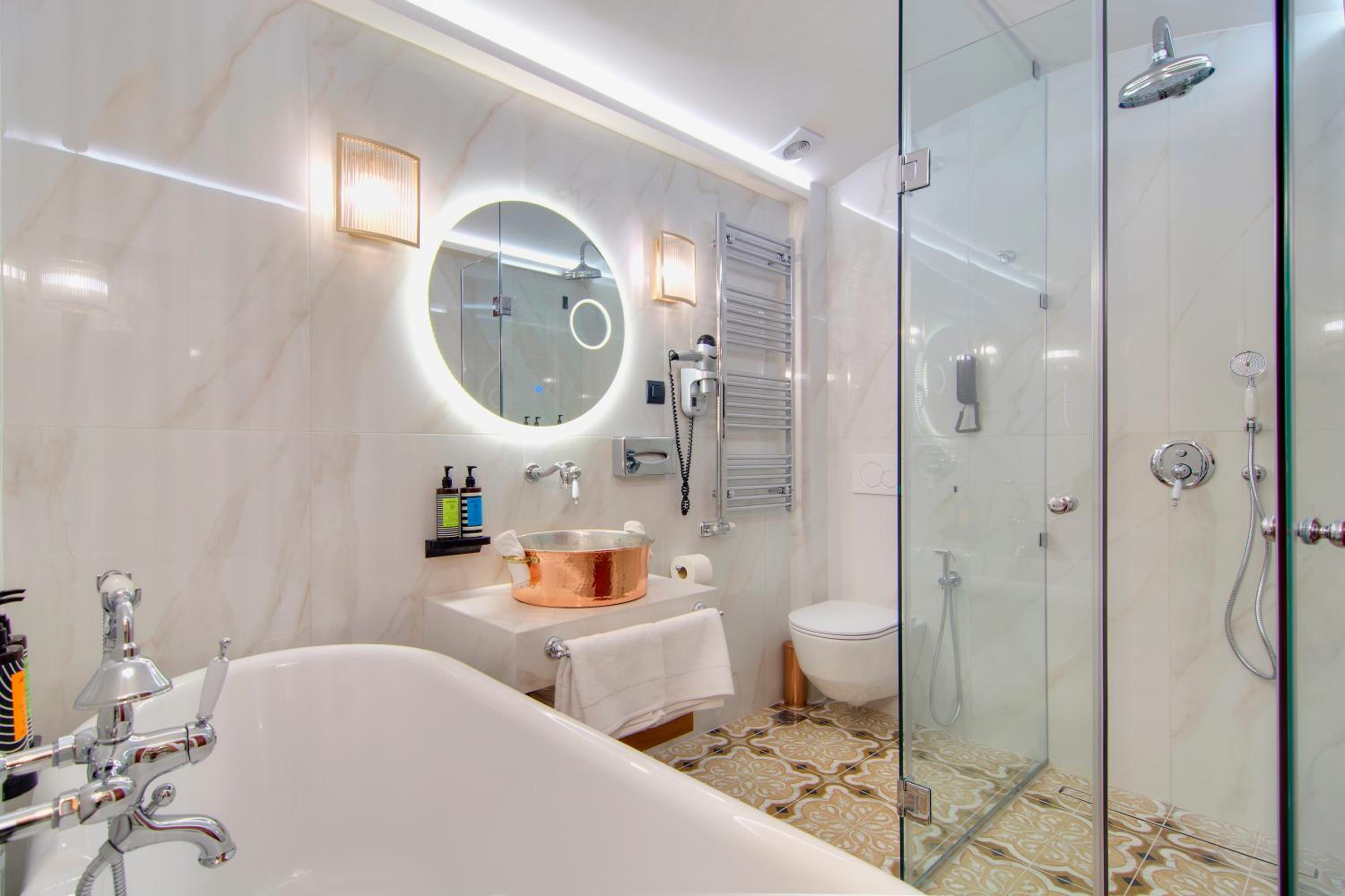 Deluxe Double Room with Balcony - Photo 4