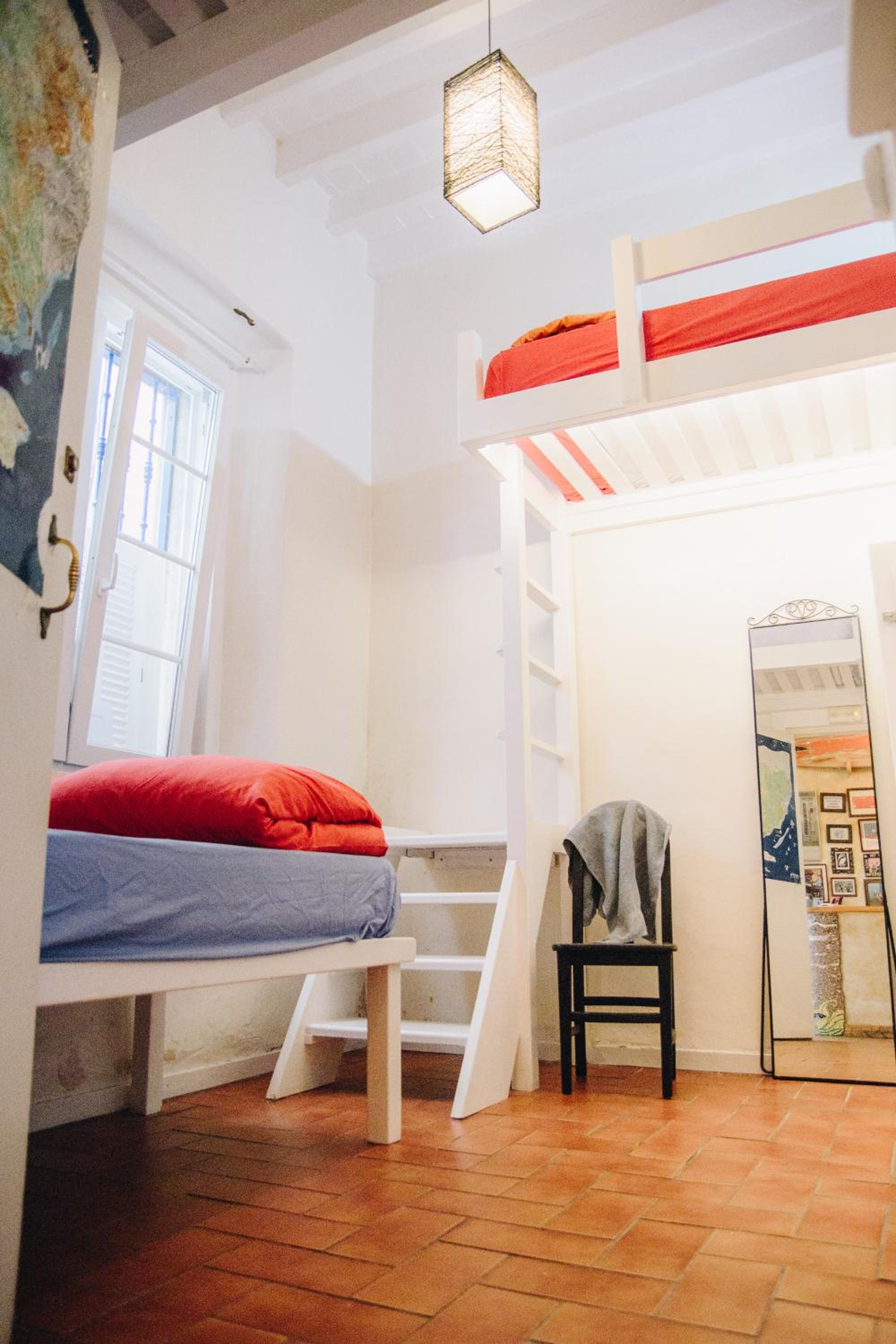 Cama en Habitación Compartida Mixta de 3 Camas con Baño Privado Externo