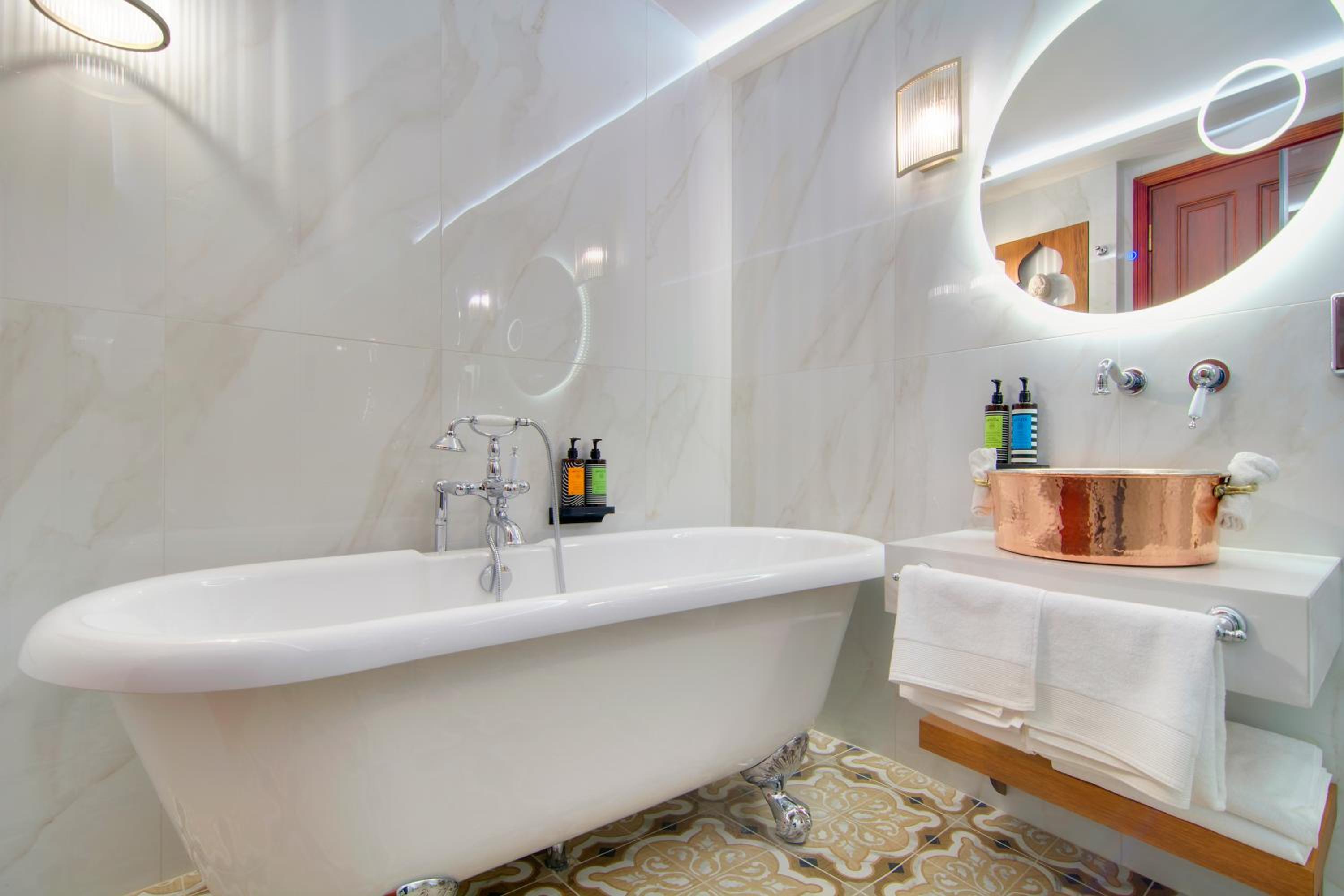 Deluxe Double Room with Balcony - Photo 5