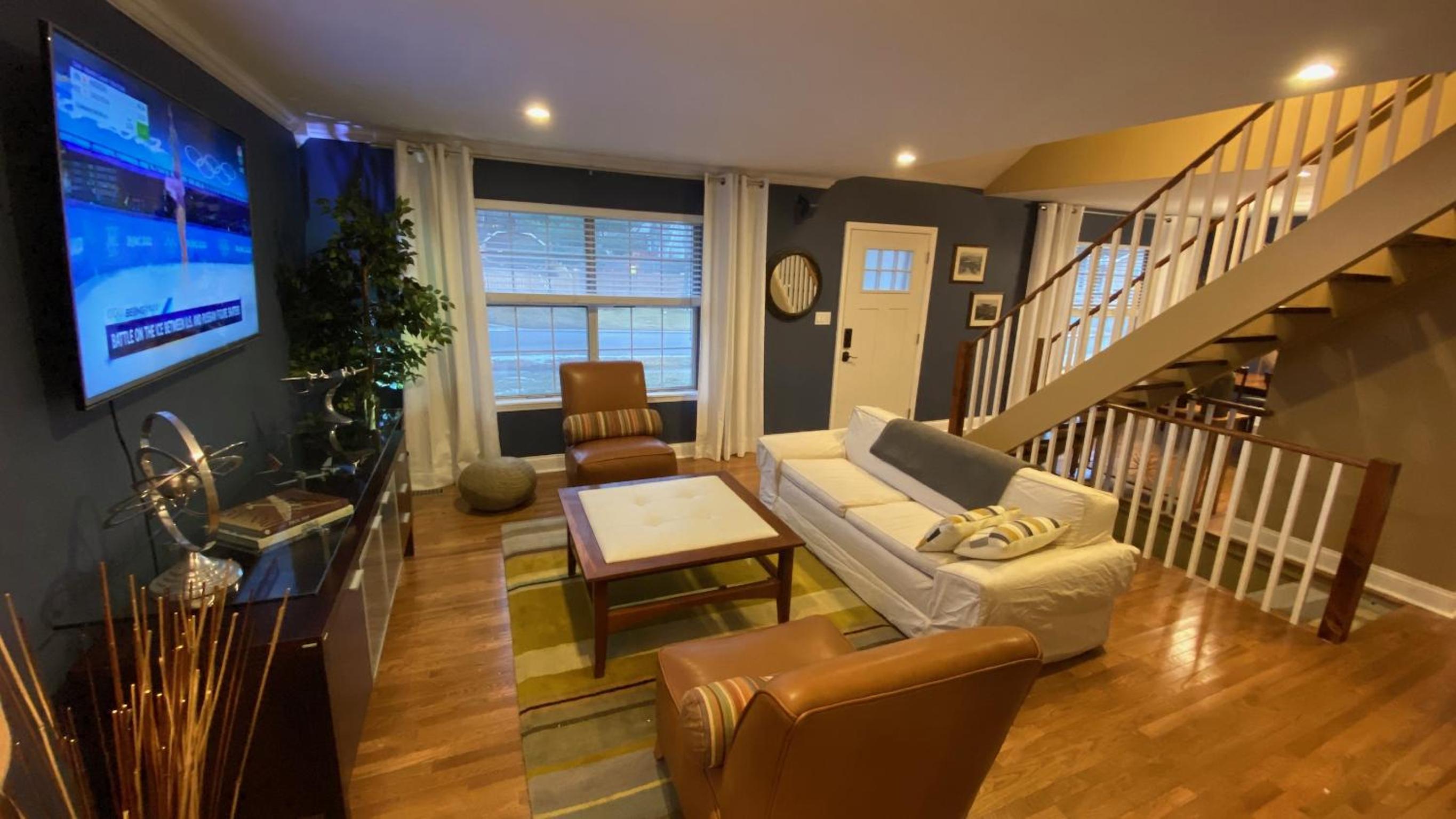Three-Bedroom House - Photo 3