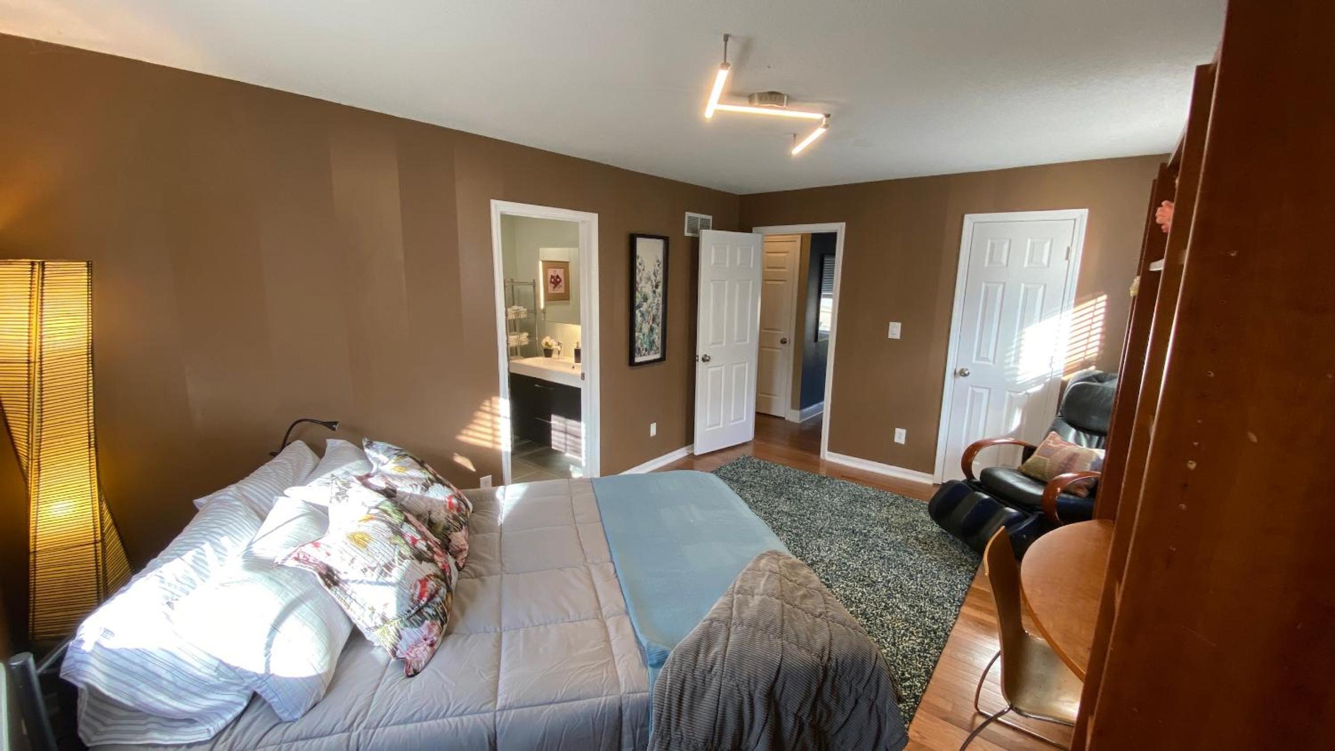 Three-Bedroom House - Photo 21