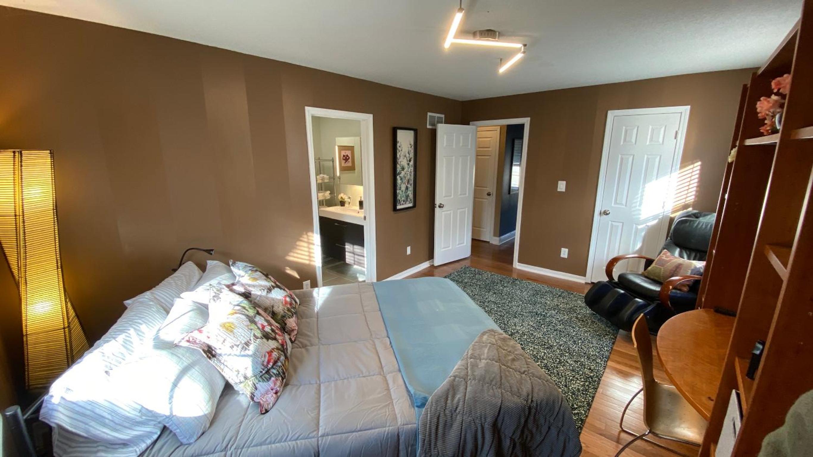 Three-Bedroom House - Photo 16