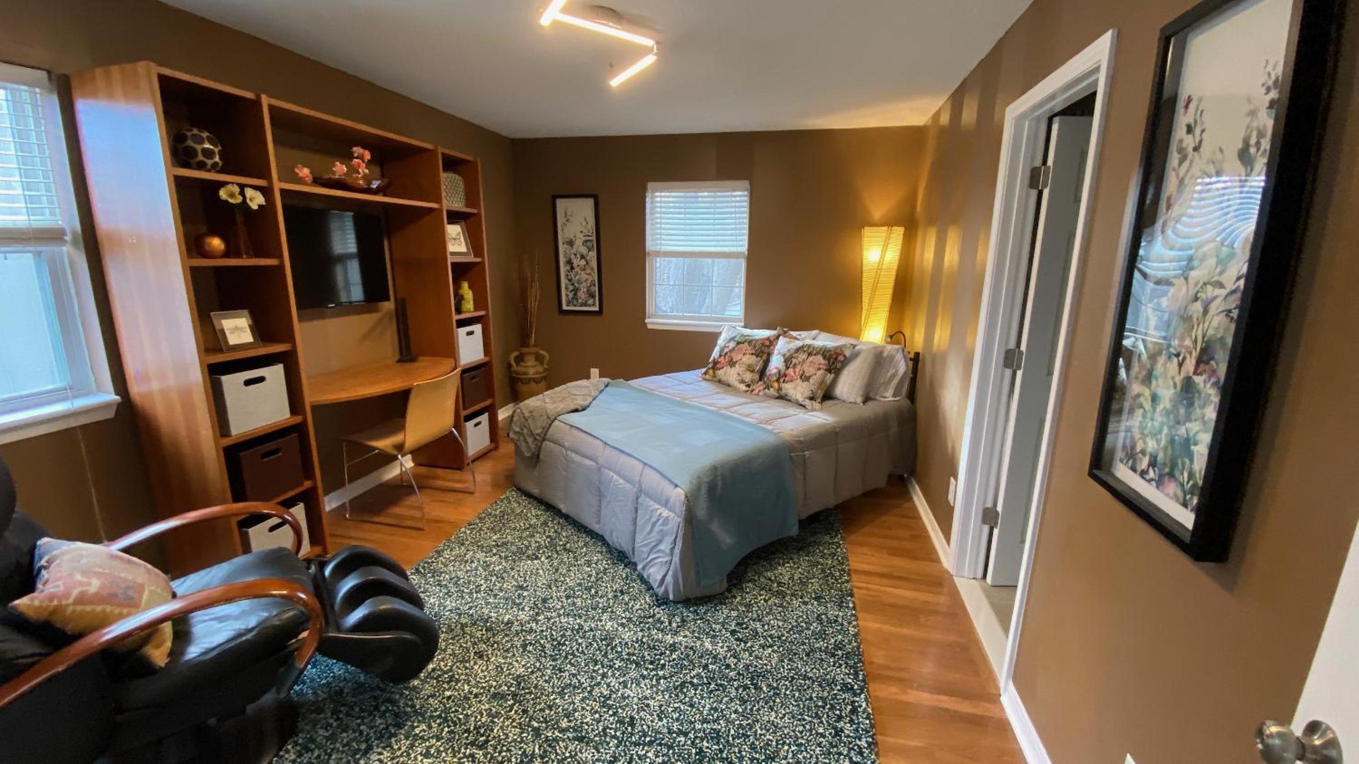 Three-Bedroom House - Photo 15