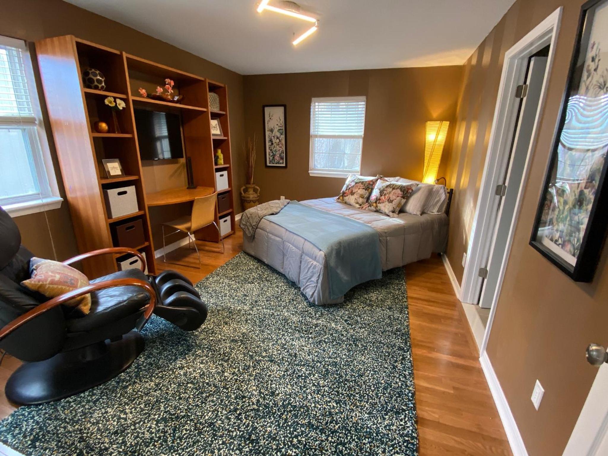 Three-Bedroom House - Photo 10