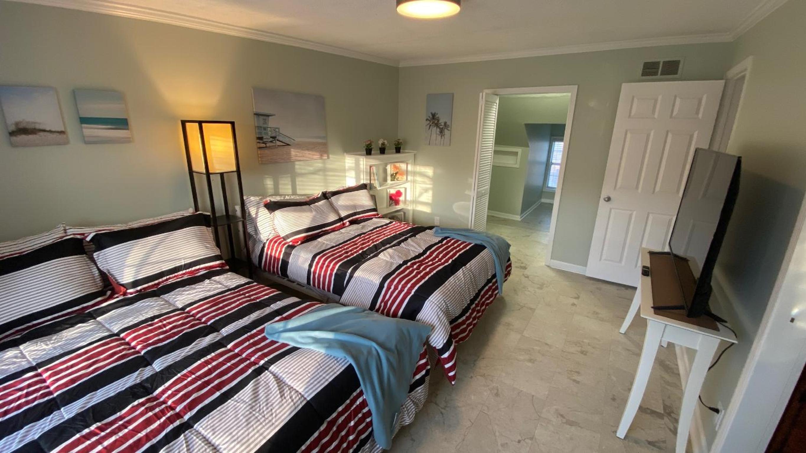 Three-Bedroom House - Photo 9