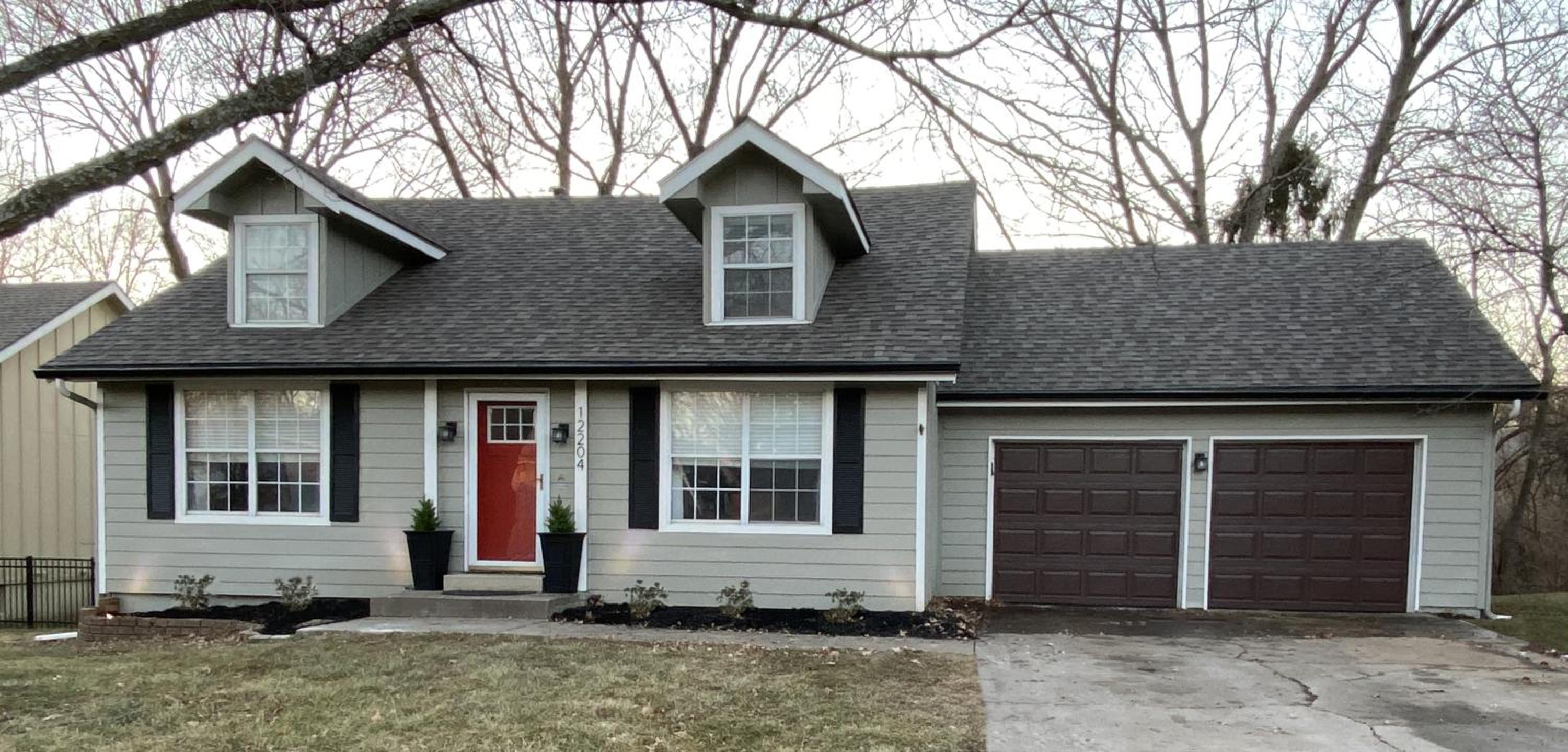 Three-Bedroom House - Photo 5