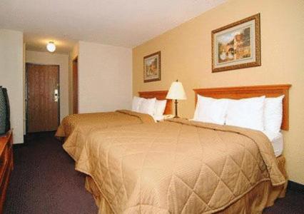 Queen Room with Two Queen Beds - Photo 3